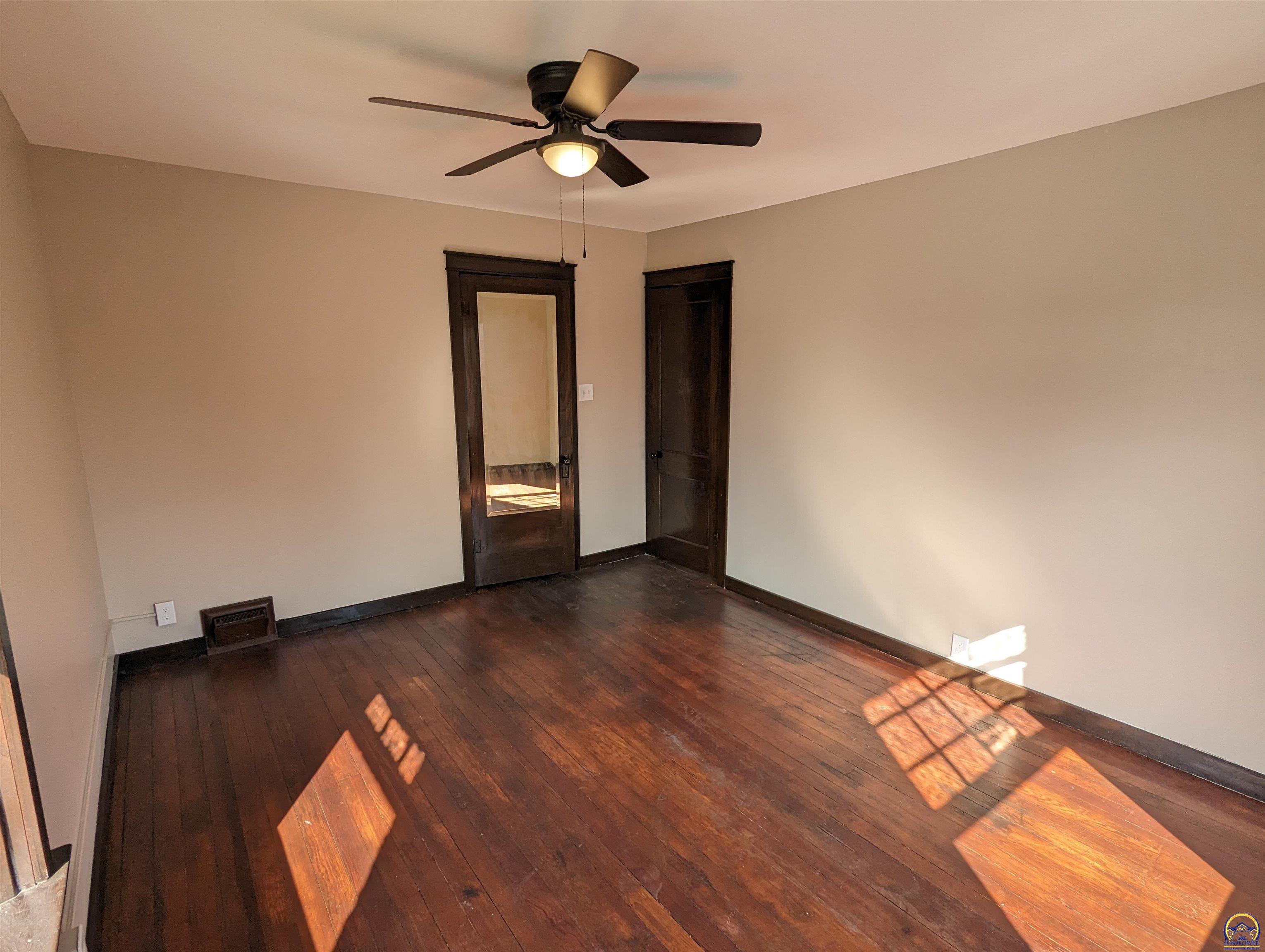 Topeka, Kansas 66604, United States, 3 Bedrooms Bedrooms, ,2 BathroomsBathrooms,Residential,Pending,62102