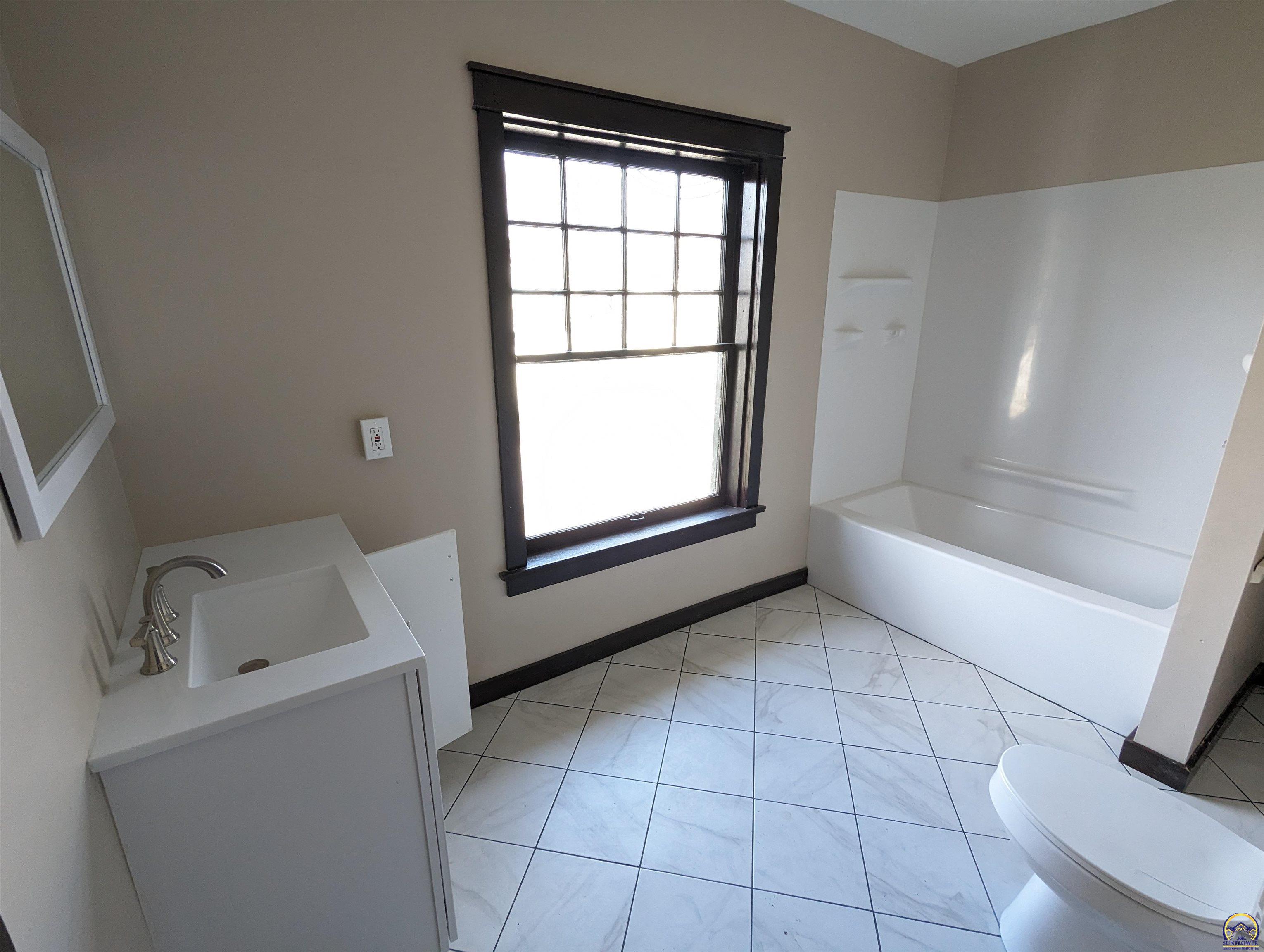 Topeka, Kansas 66604, United States, 3 Bedrooms Bedrooms, ,2 BathroomsBathrooms,Residential,Pending,62102