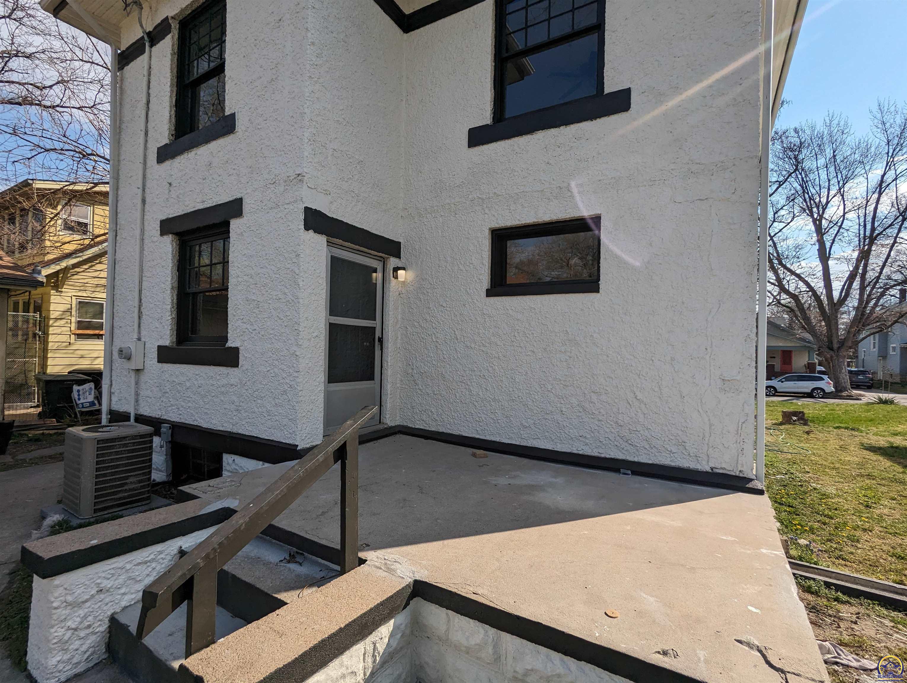 Topeka, Kansas 66604, United States, 3 Bedrooms Bedrooms, ,2 BathroomsBathrooms,Residential,Pending,62102