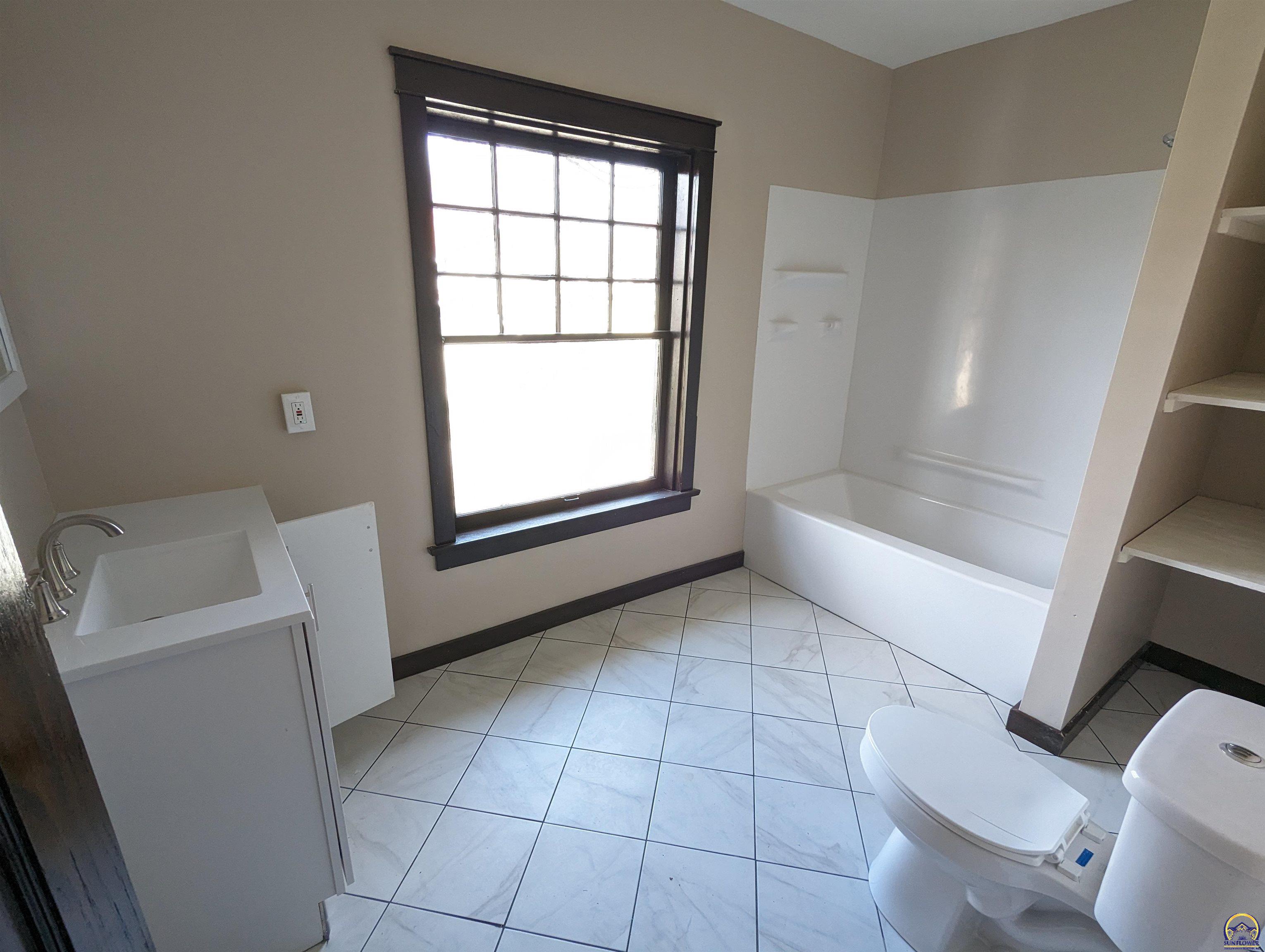 Topeka, Kansas 66604, United States, 3 Bedrooms Bedrooms, ,2 BathroomsBathrooms,Residential,Pending,62102