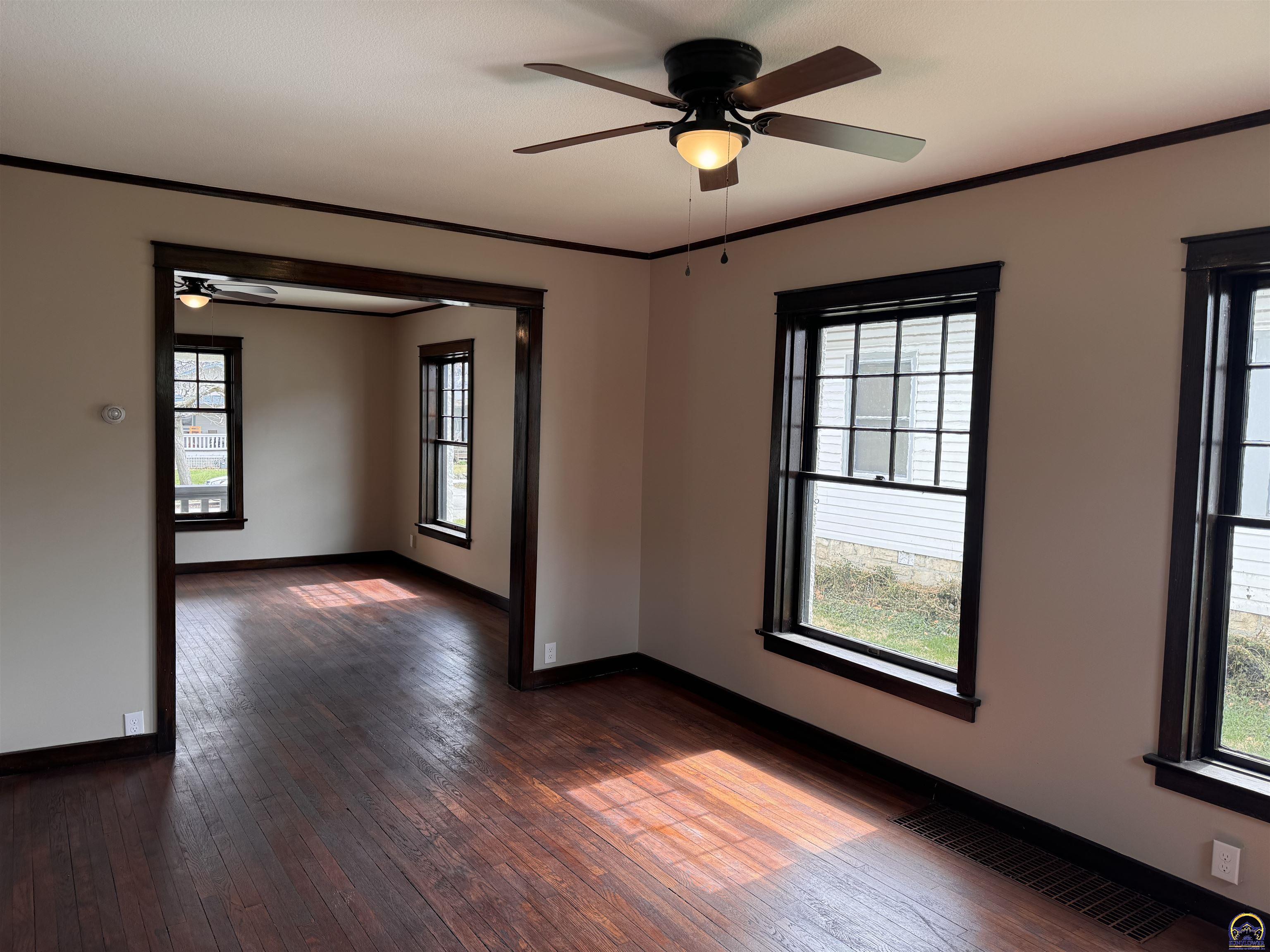 Topeka, Kansas 66604, United States, 3 Bedrooms Bedrooms, ,2 BathroomsBathrooms,Residential,Pending,62102