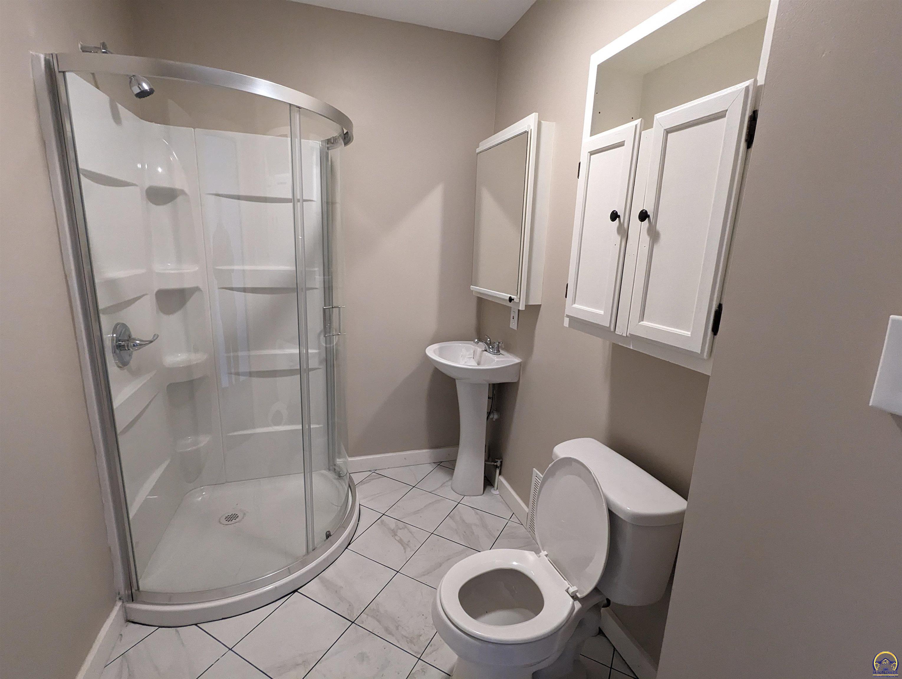 Topeka, Kansas 66604, United States, 3 Bedrooms Bedrooms, ,2 BathroomsBathrooms,Residential,Pending,62102