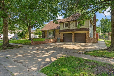 Photo of 1950 SW Navajo Ln, Topeka, KS 66604 (MLS # 245890)