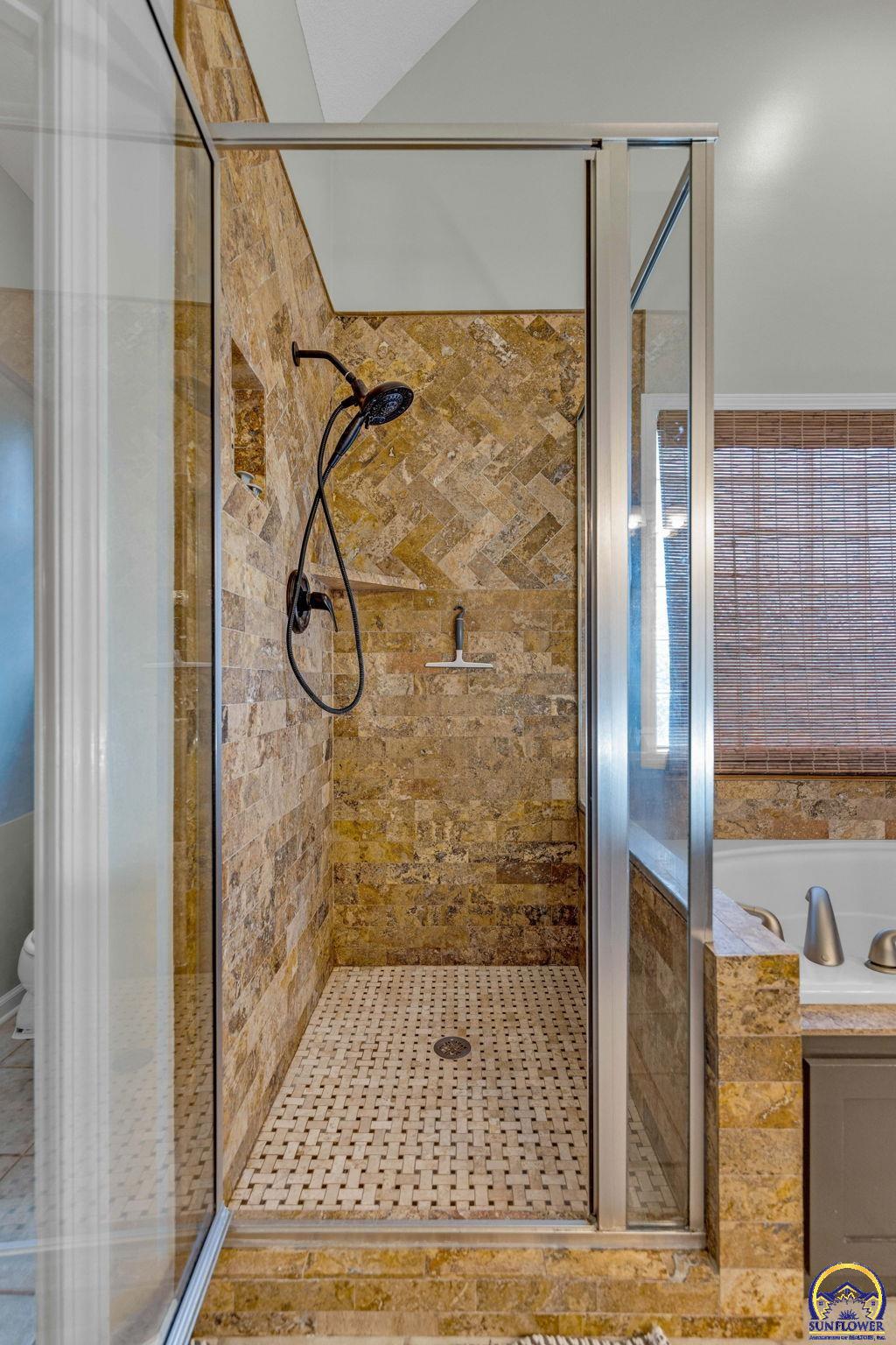 Topeka, Kansas 66614, United States, 5 Bedrooms Bedrooms, ,4 BathroomsBathrooms,Residential,Pending,61335