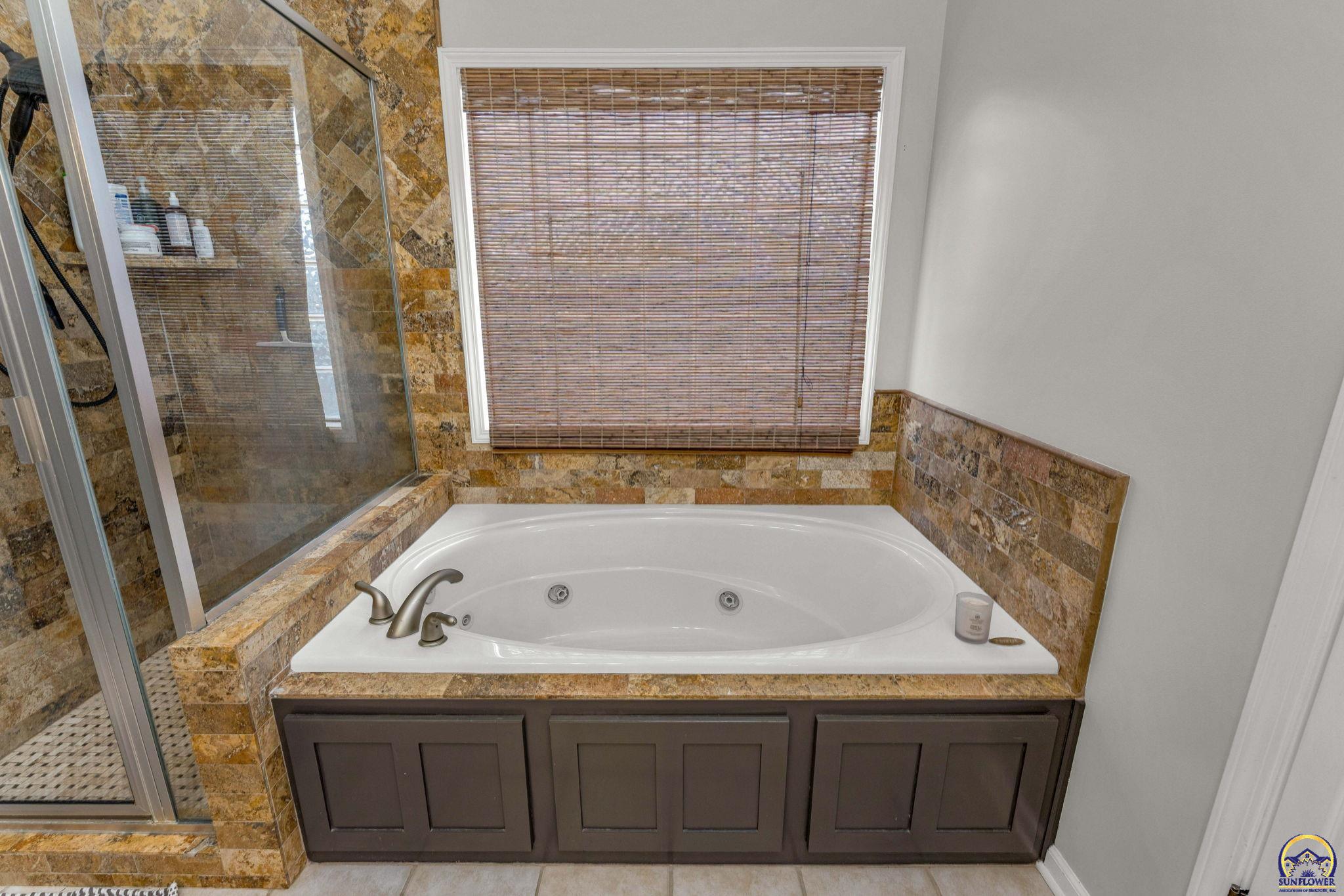 Topeka, Kansas 66614, United States, 5 Bedrooms Bedrooms, ,4 BathroomsBathrooms,Residential,Pending,61335