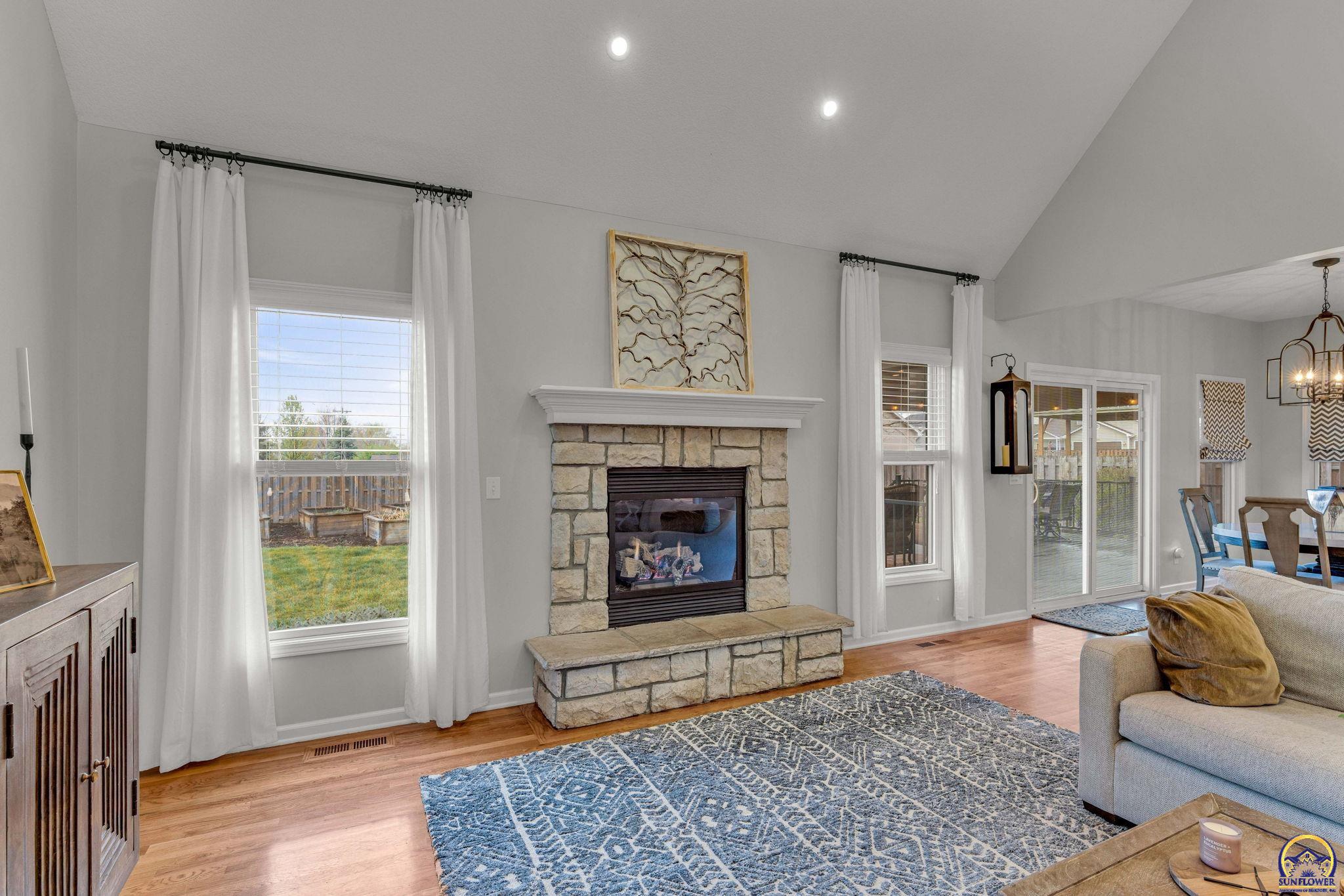 Topeka, Kansas 66614, United States, 5 Bedrooms Bedrooms, ,4 BathroomsBathrooms,Residential,Pending,61335