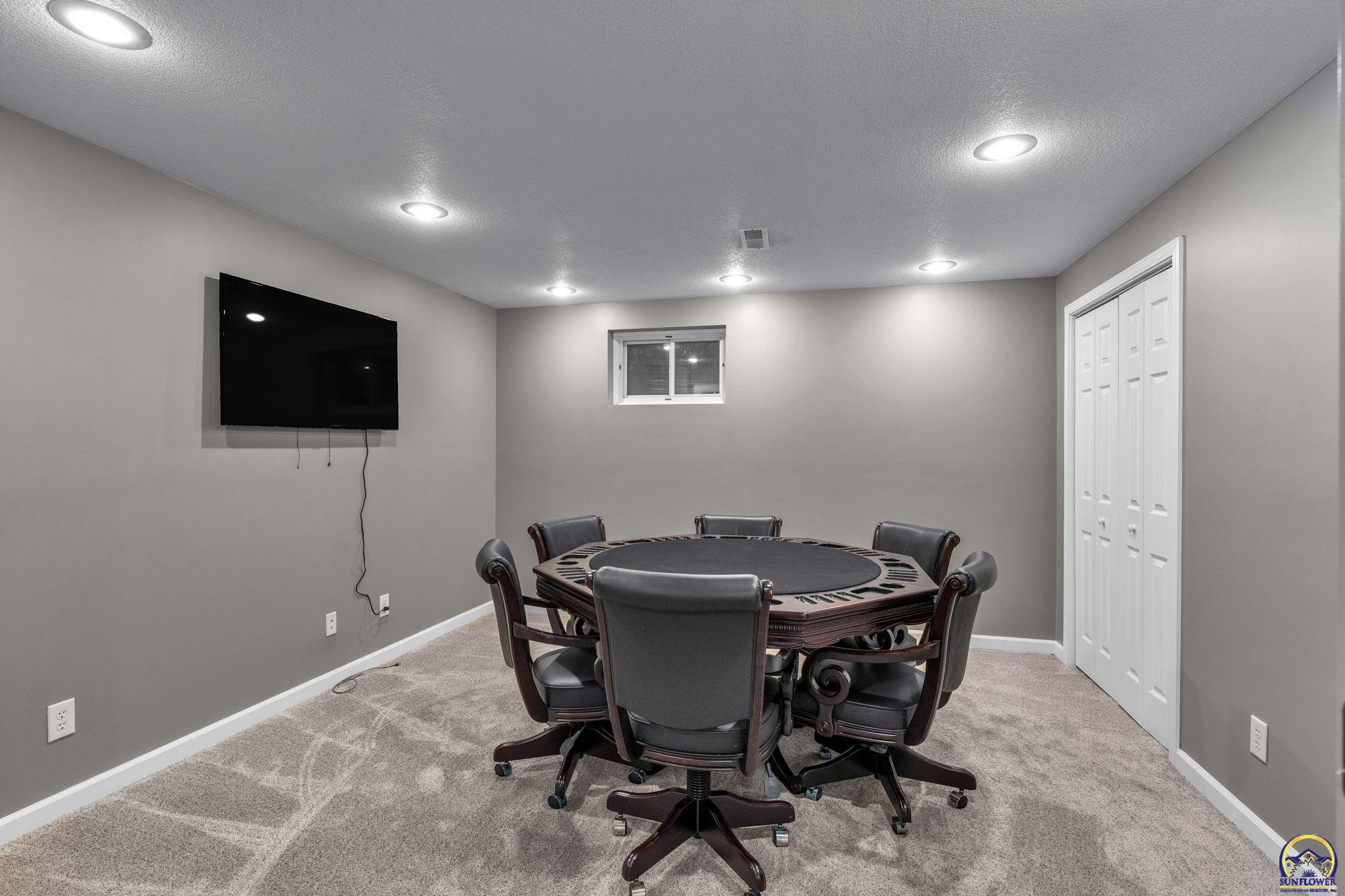 Topeka, Kansas 66614, United States, 5 Bedrooms Bedrooms, ,4 BathroomsBathrooms,Residential,Pending,61335