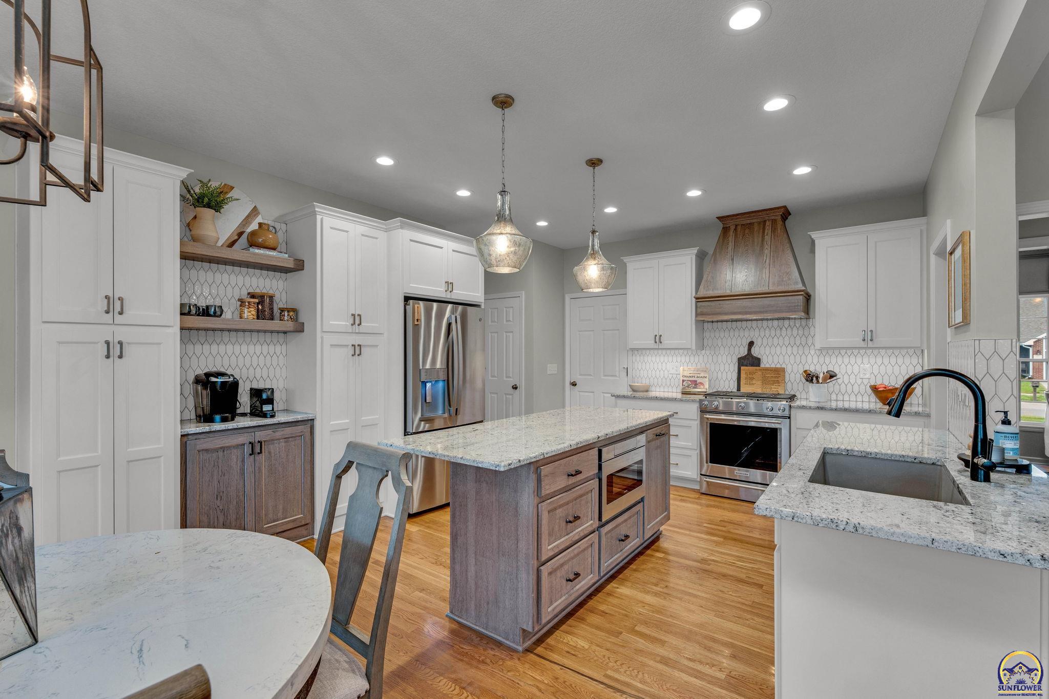 Topeka, Kansas 66614, United States, 5 Bedrooms Bedrooms, ,4 BathroomsBathrooms,Residential,Pending,61335