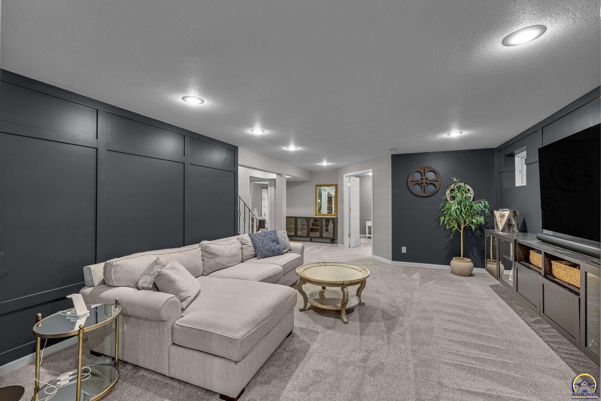 Topeka, Kansas 66614, United States, 5 Bedrooms Bedrooms, ,4 BathroomsBathrooms,Residential,Pending,61335