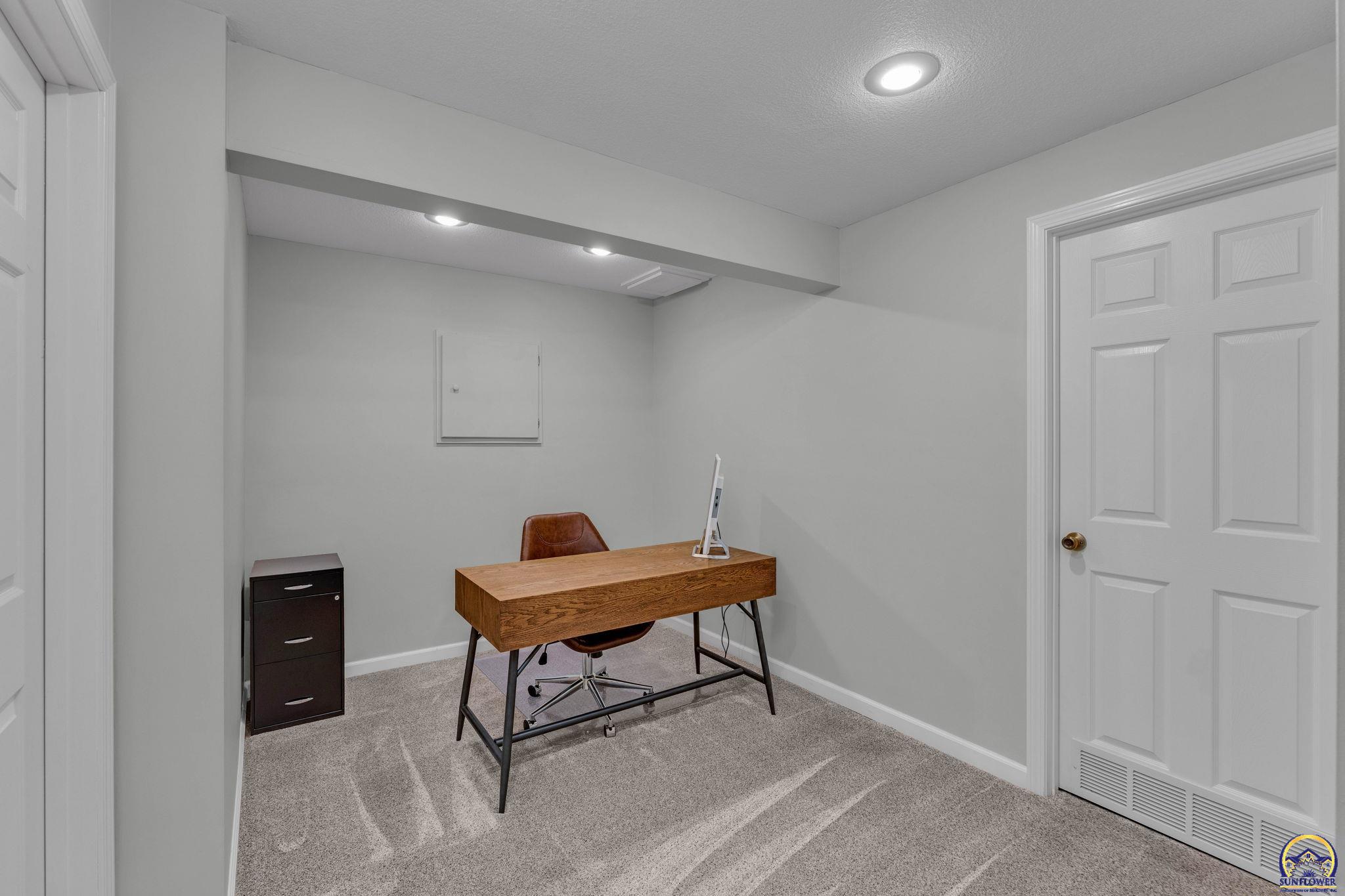 Topeka, Kansas 66614, United States, 5 Bedrooms Bedrooms, ,4 BathroomsBathrooms,Residential,Pending,61335