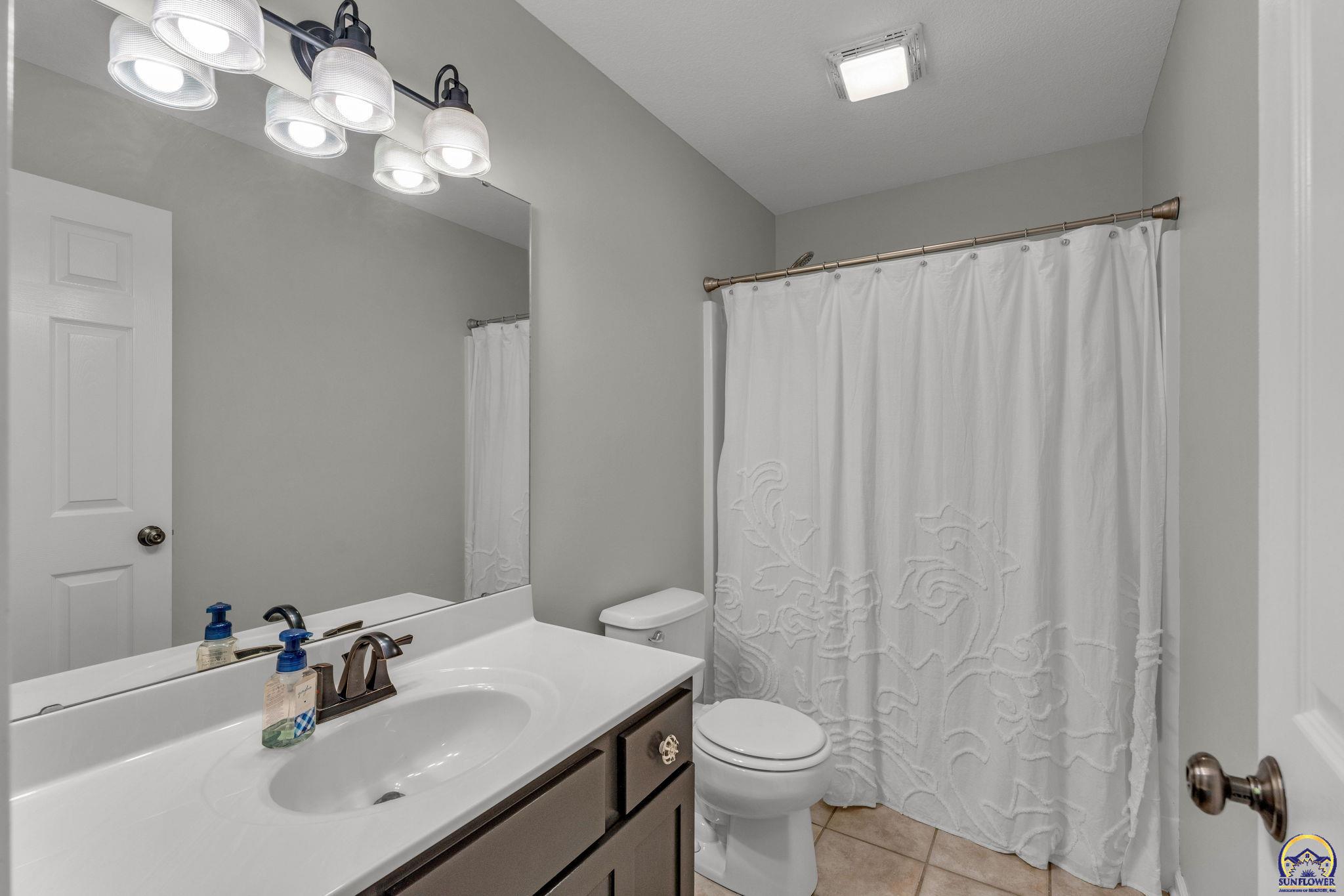 Topeka, Kansas 66614, United States, 5 Bedrooms Bedrooms, ,4 BathroomsBathrooms,Residential,Pending,61335