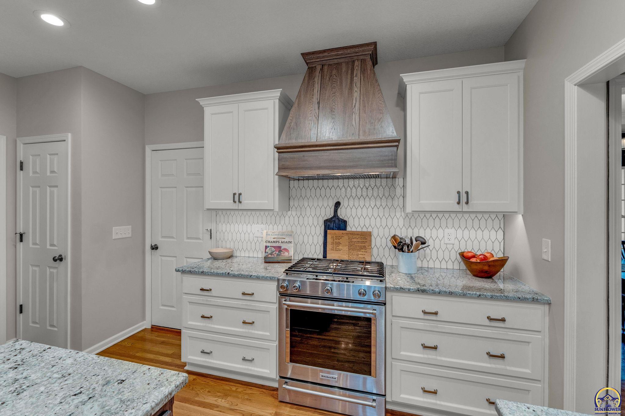 Topeka, Kansas 66614, United States, 5 Bedrooms Bedrooms, ,4 BathroomsBathrooms,Residential,Pending,61335