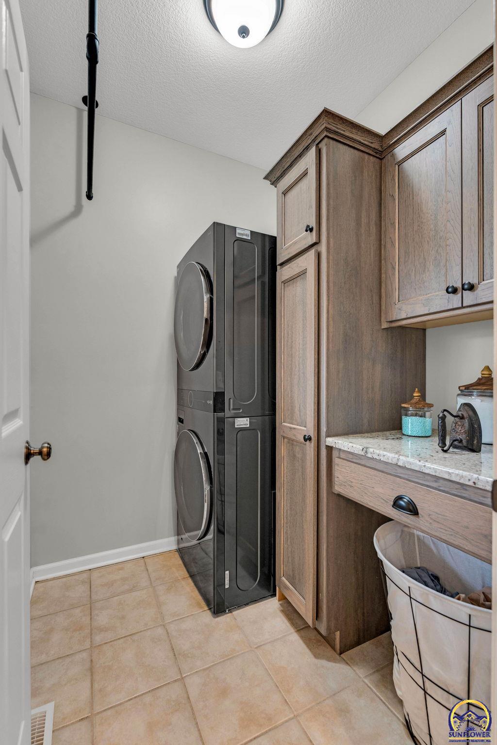 Topeka, Kansas 66614, United States, 5 Bedrooms Bedrooms, ,4 BathroomsBathrooms,Residential,Pending,61335