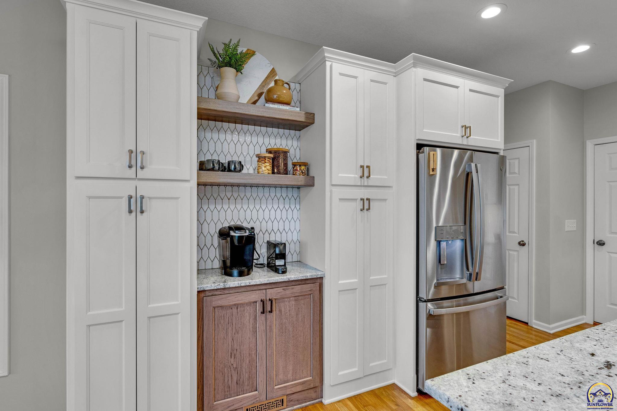 Topeka, Kansas 66614, United States, 5 Bedrooms Bedrooms, ,4 BathroomsBathrooms,Residential,Pending,61335