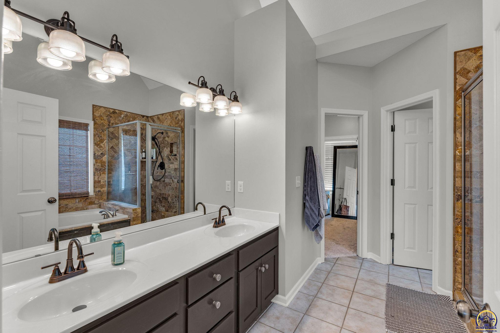 Topeka, Kansas 66614, United States, 5 Bedrooms Bedrooms, ,4 BathroomsBathrooms,Residential,Pending,61335