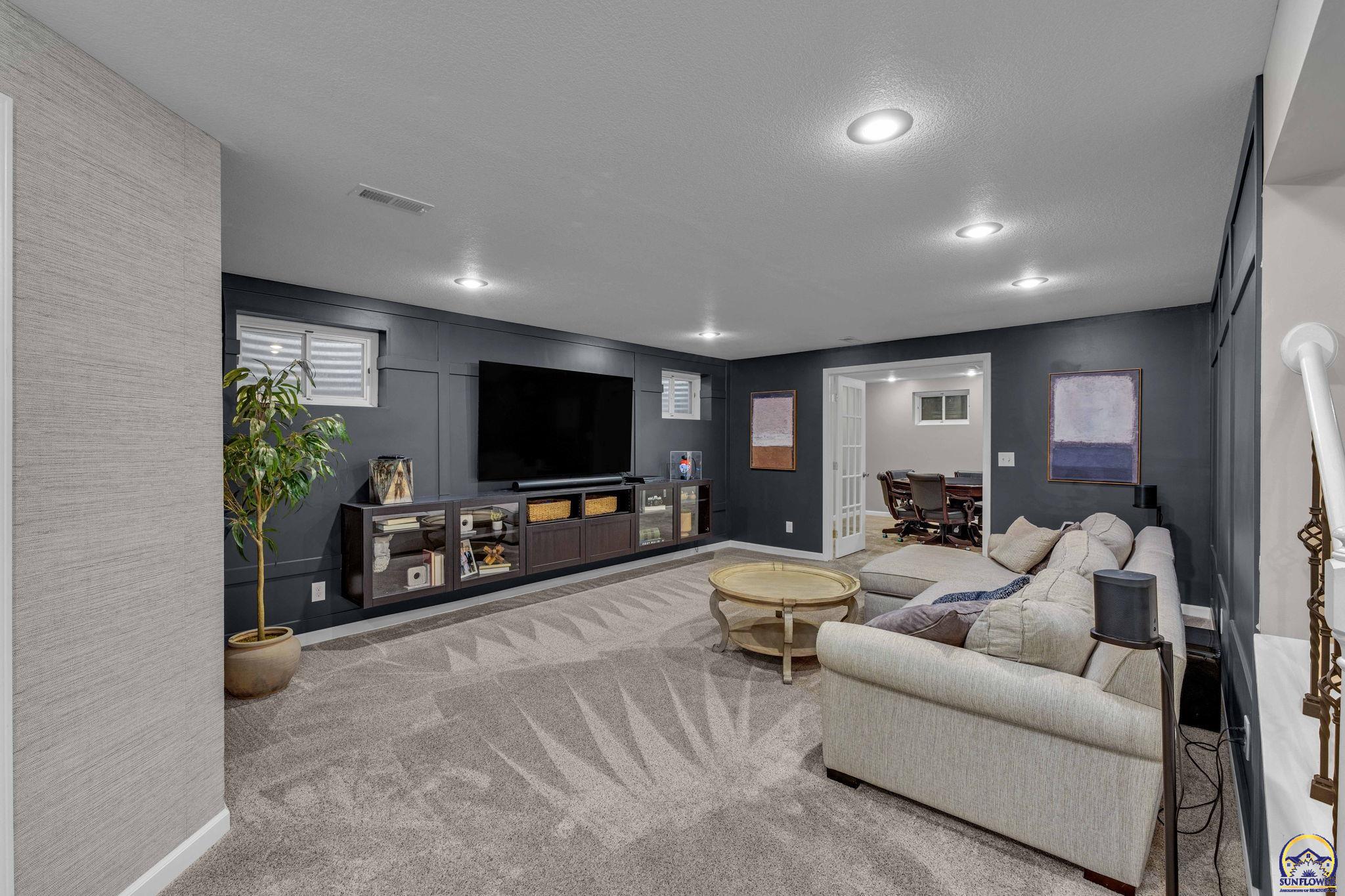 Topeka, Kansas 66614, United States, 5 Bedrooms Bedrooms, ,4 BathroomsBathrooms,Residential,Pending,61335