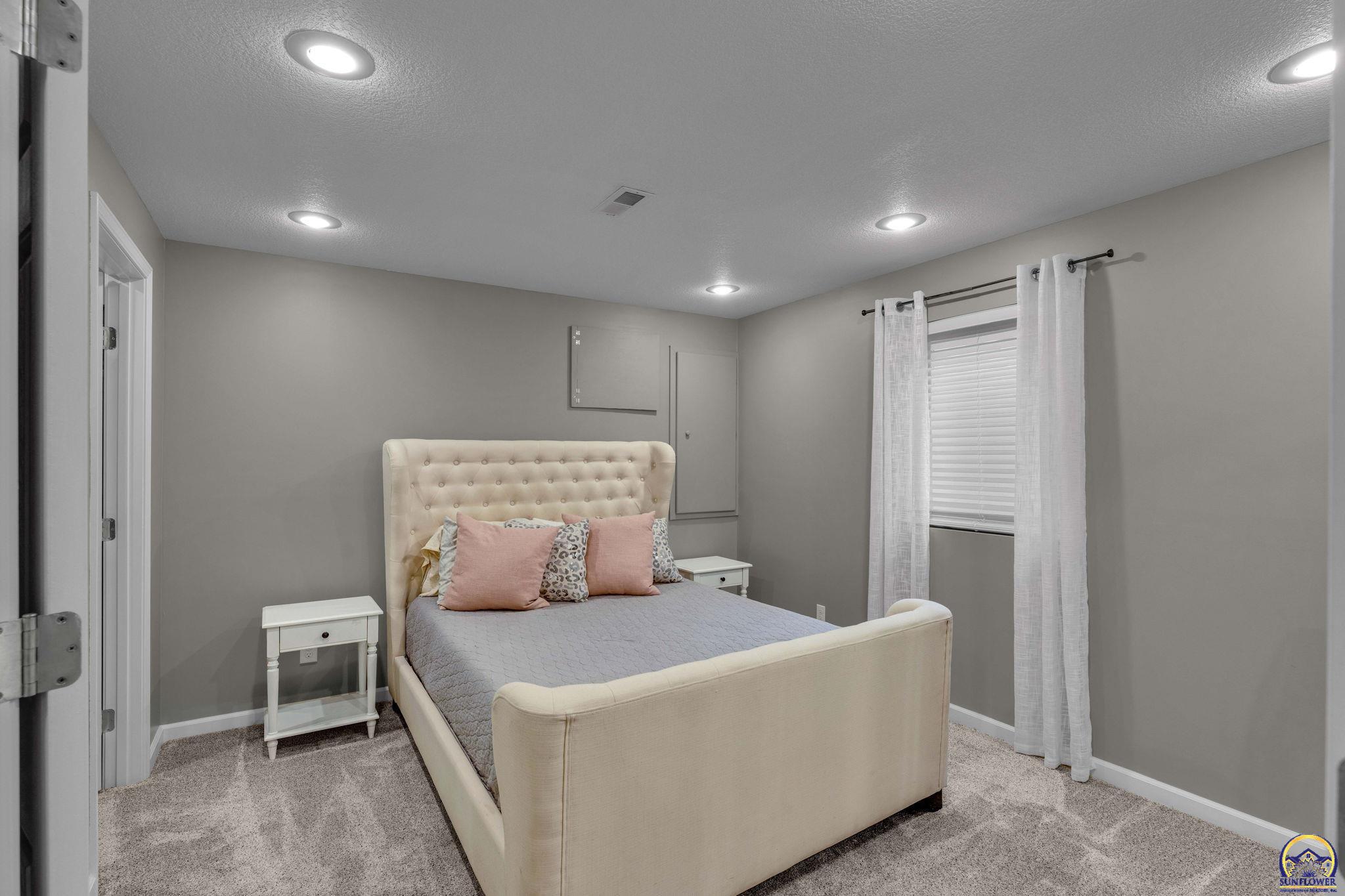 Topeka, Kansas 66614, United States, 5 Bedrooms Bedrooms, ,4 BathroomsBathrooms,Residential,Pending,61335