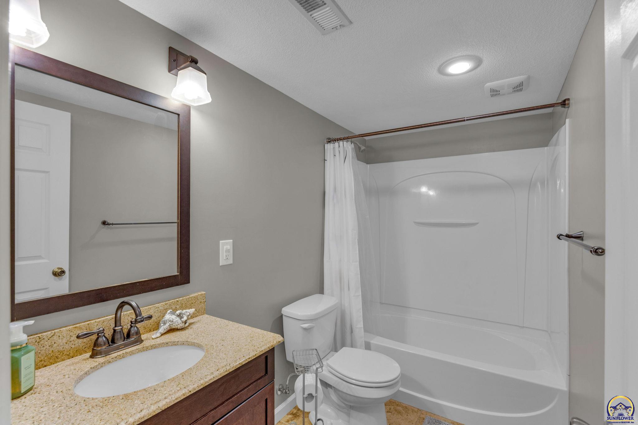 Topeka, Kansas 66614, United States, 5 Bedrooms Bedrooms, ,4 BathroomsBathrooms,Residential,Pending,61335