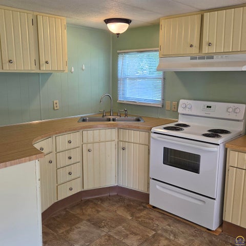 Tiny photo for 118 SE Willow Way, Topeka, KS 66609 (MLS # 246285)
