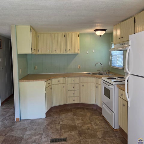 Tiny photo for 118 SE Willow Way, Topeka, KS 66609 (MLS # 246285)