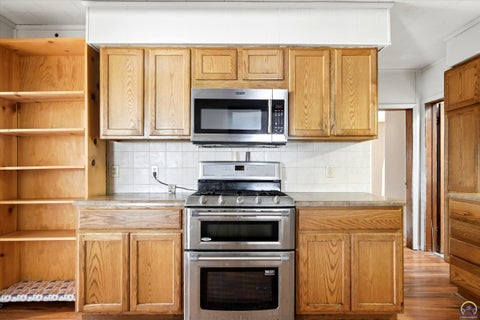 Tiny photo for 303 Market St, Osage City, KS 66523 (MLS # 245234)