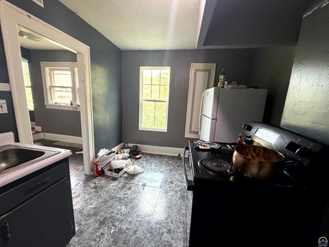 Tiny photo for 1050 SW 12th St #1198 SW Clay St, Topeka, KS 66604 (MLS # 247136)