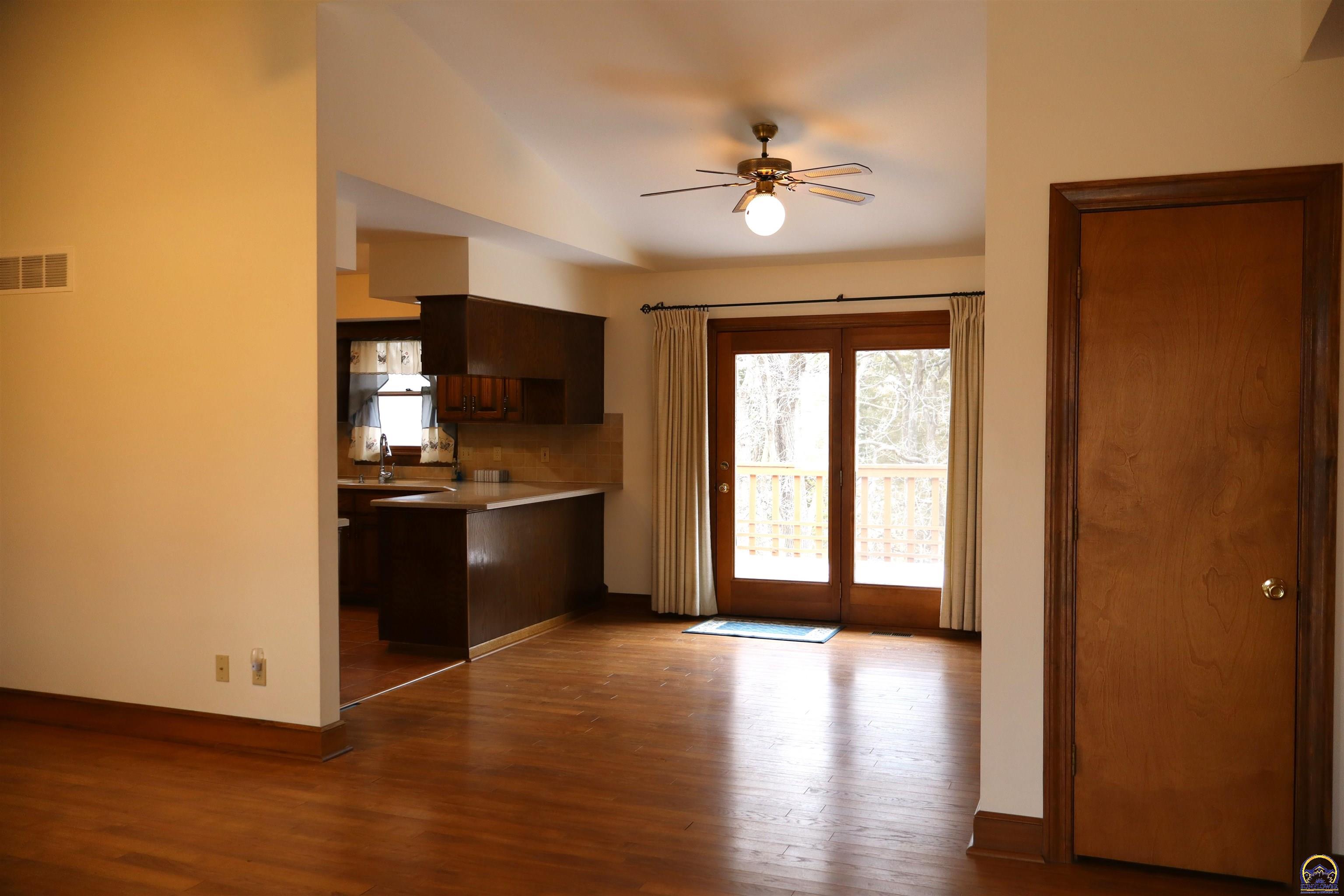 Holton, Kansas 66436, United States, 4 Bedrooms Bedrooms, ,3 BathroomsBathrooms,Residential,Pending,84976