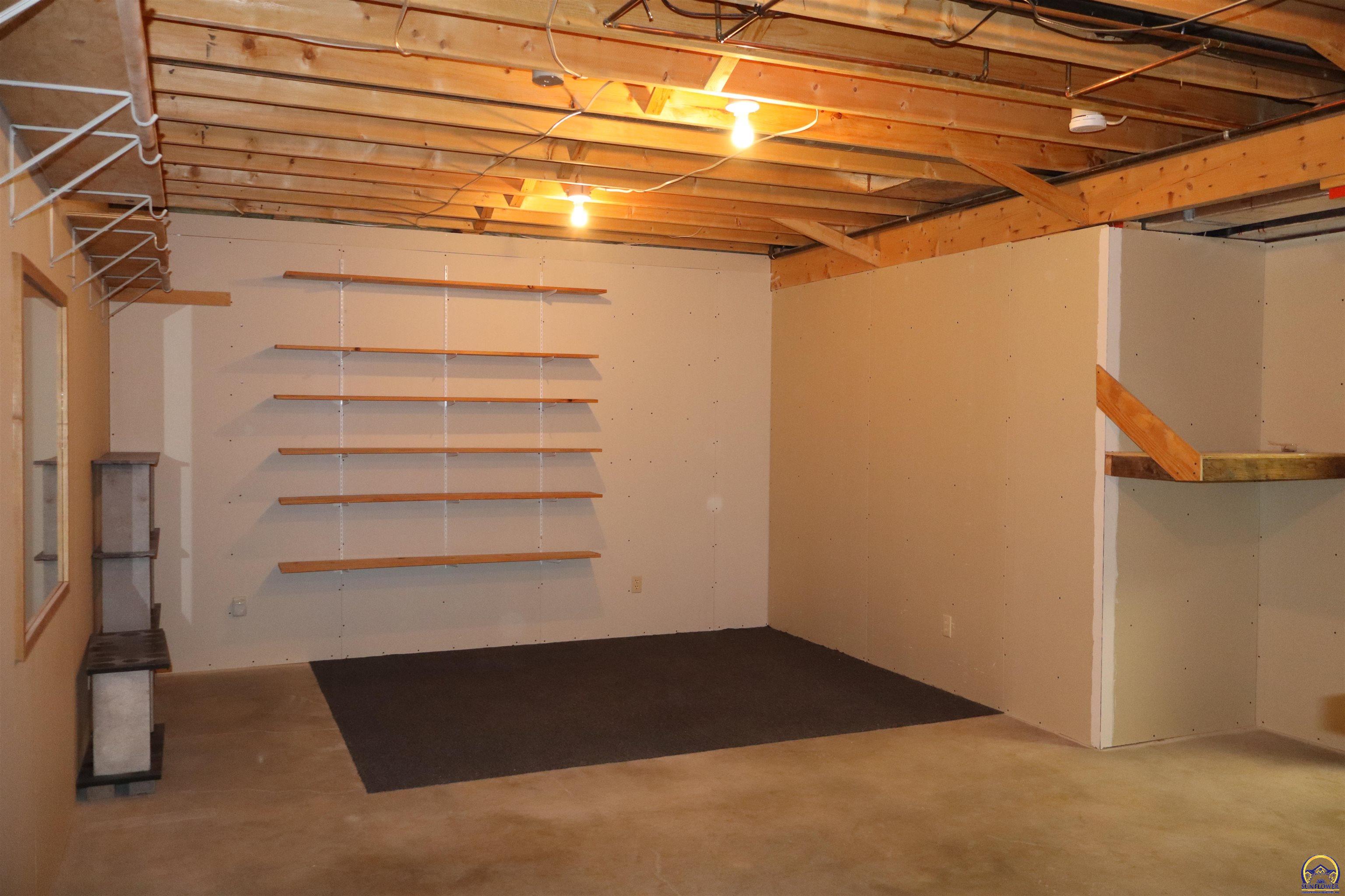 Holton, Kansas 66436, United States, 4 Bedrooms Bedrooms, ,3 BathroomsBathrooms,Residential,Pending,84976