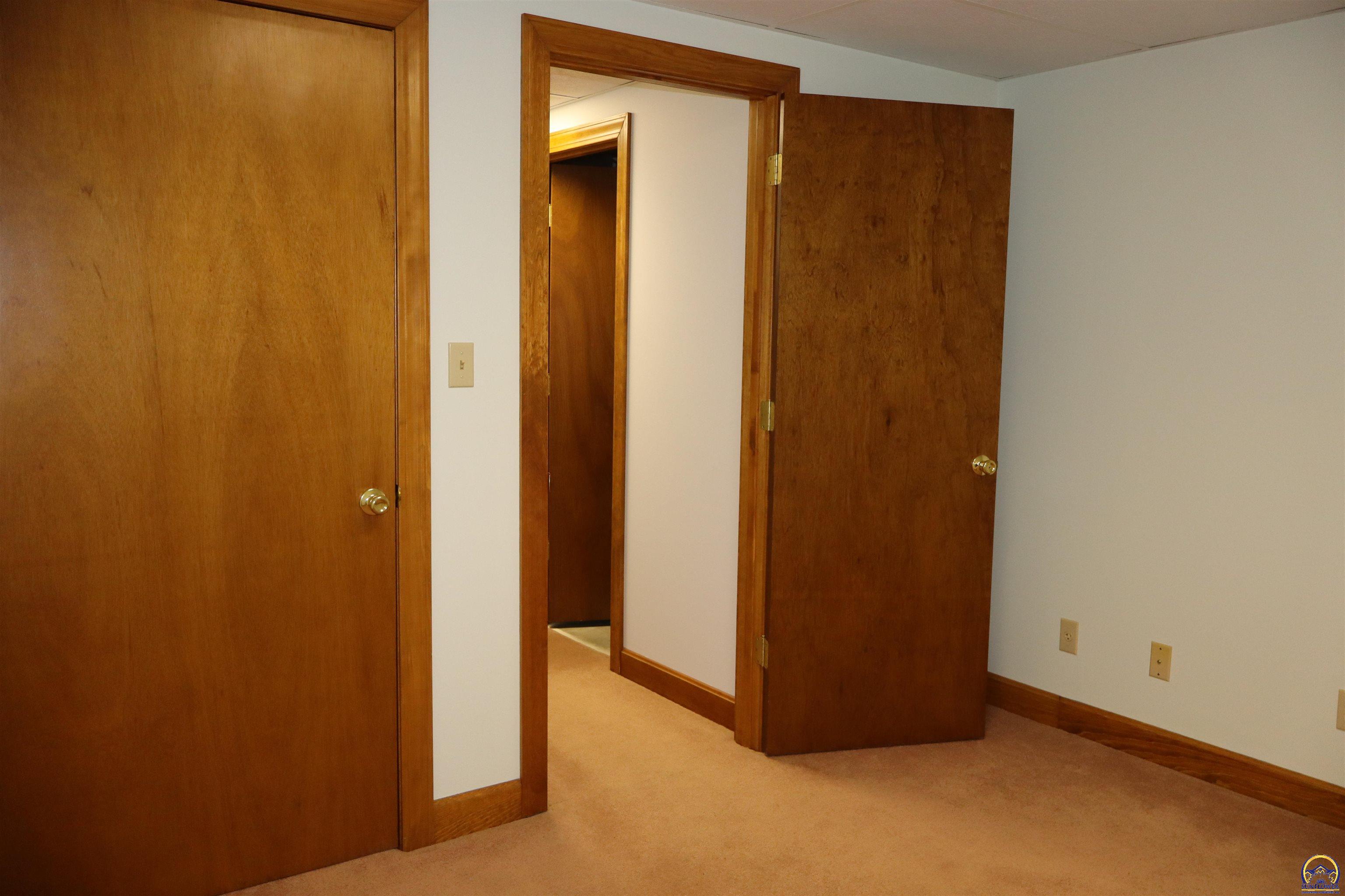 Holton, Kansas 66436, United States, 4 Bedrooms Bedrooms, ,3 BathroomsBathrooms,Residential,Pending,84976