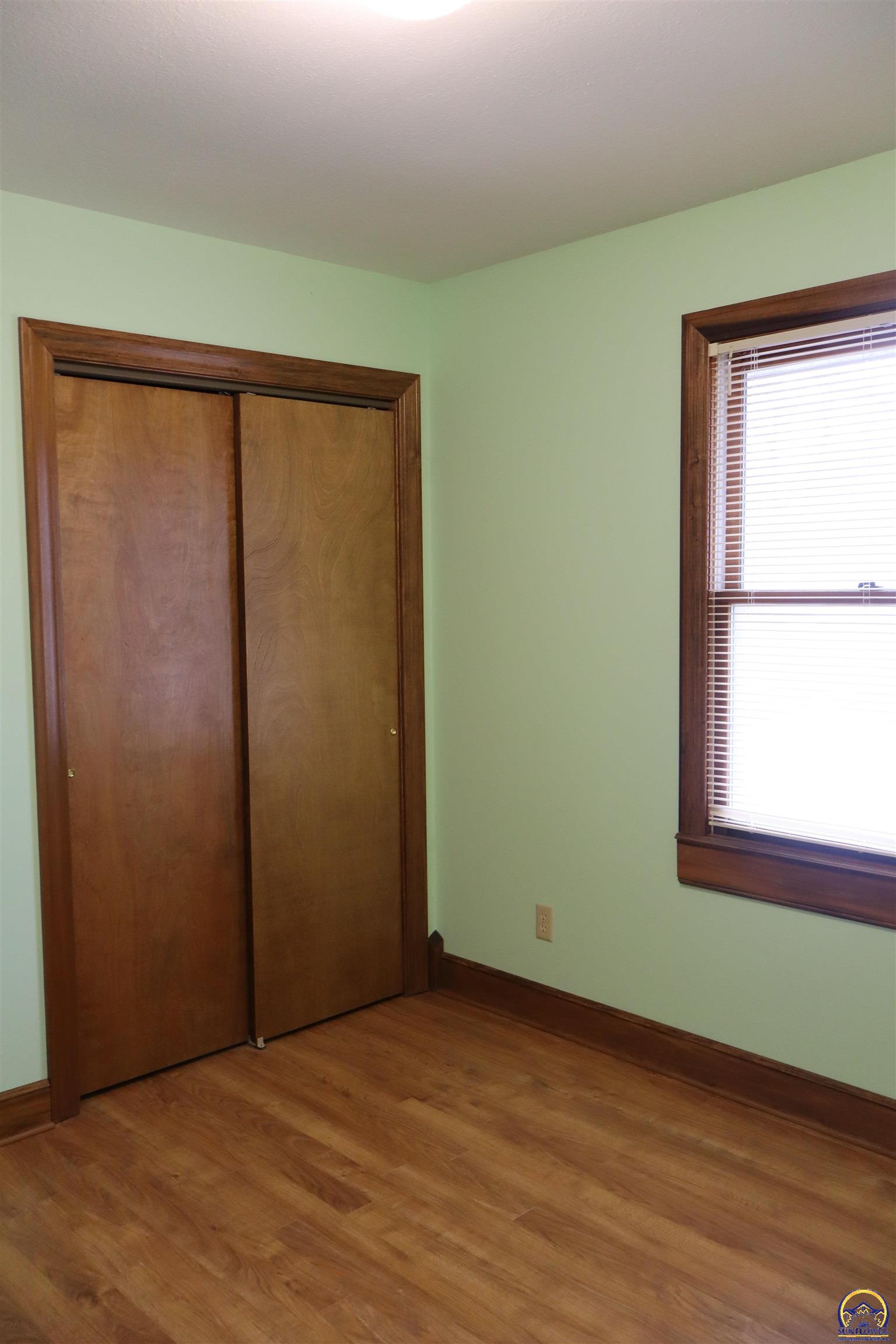 Holton, Kansas 66436, United States, 4 Bedrooms Bedrooms, ,3 BathroomsBathrooms,Residential,Pending,84976