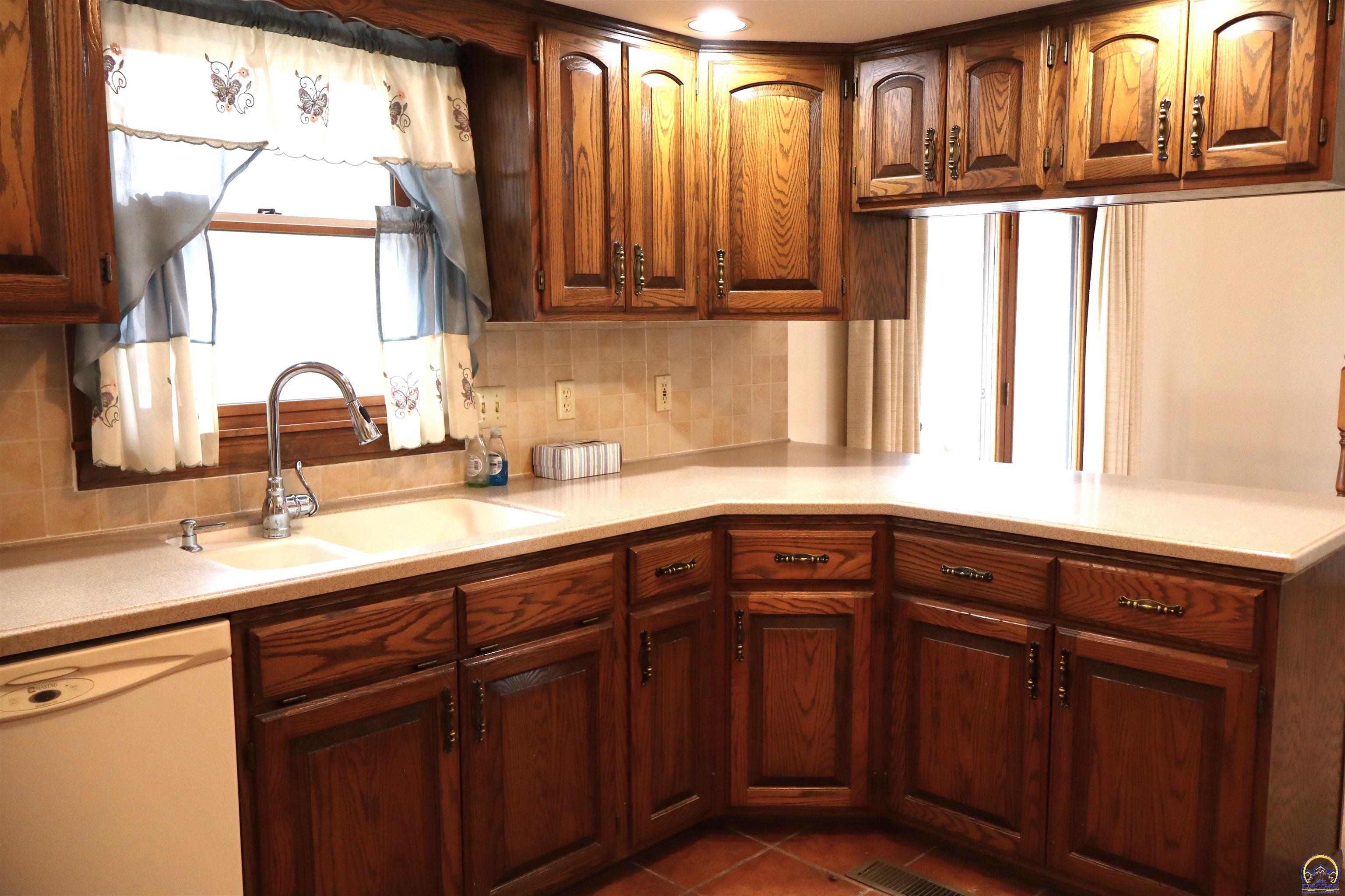 Holton, Kansas 66436, United States, 4 Bedrooms Bedrooms, ,3 BathroomsBathrooms,Residential,Pending,84976