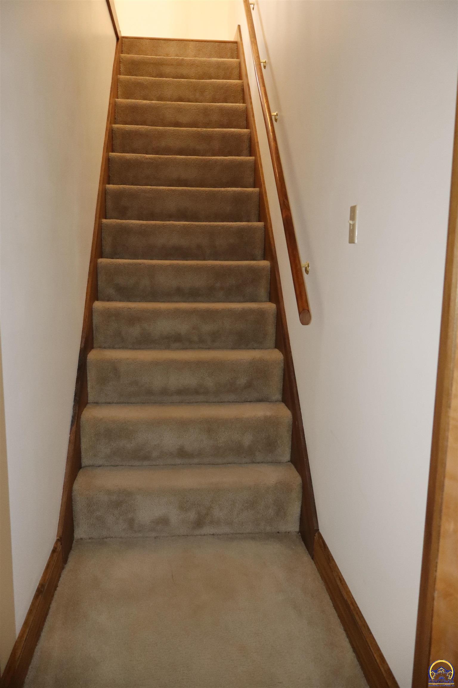 Holton, Kansas 66436, United States, 4 Bedrooms Bedrooms, ,3 BathroomsBathrooms,Residential,Pending,84976