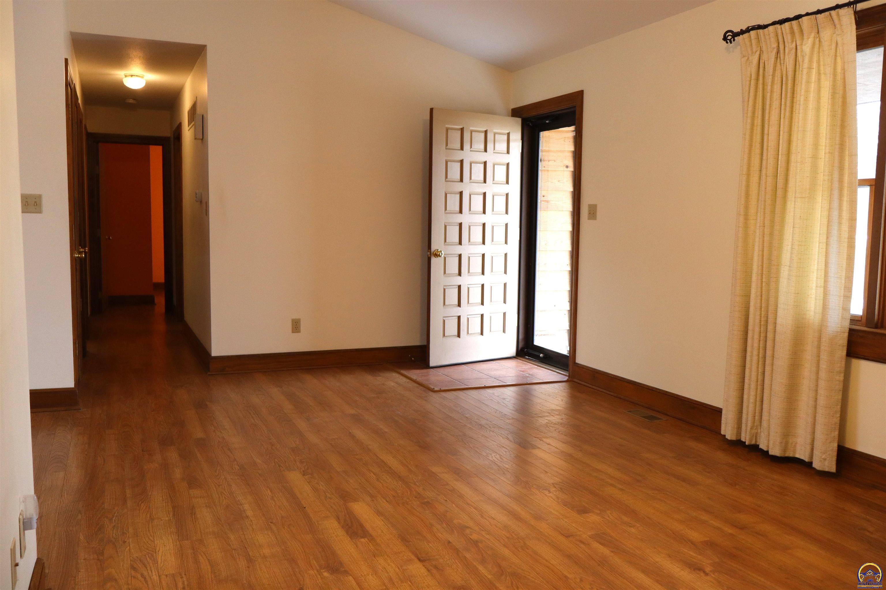 Holton, Kansas 66436, United States, 4 Bedrooms Bedrooms, ,3 BathroomsBathrooms,Residential,Pending,84976