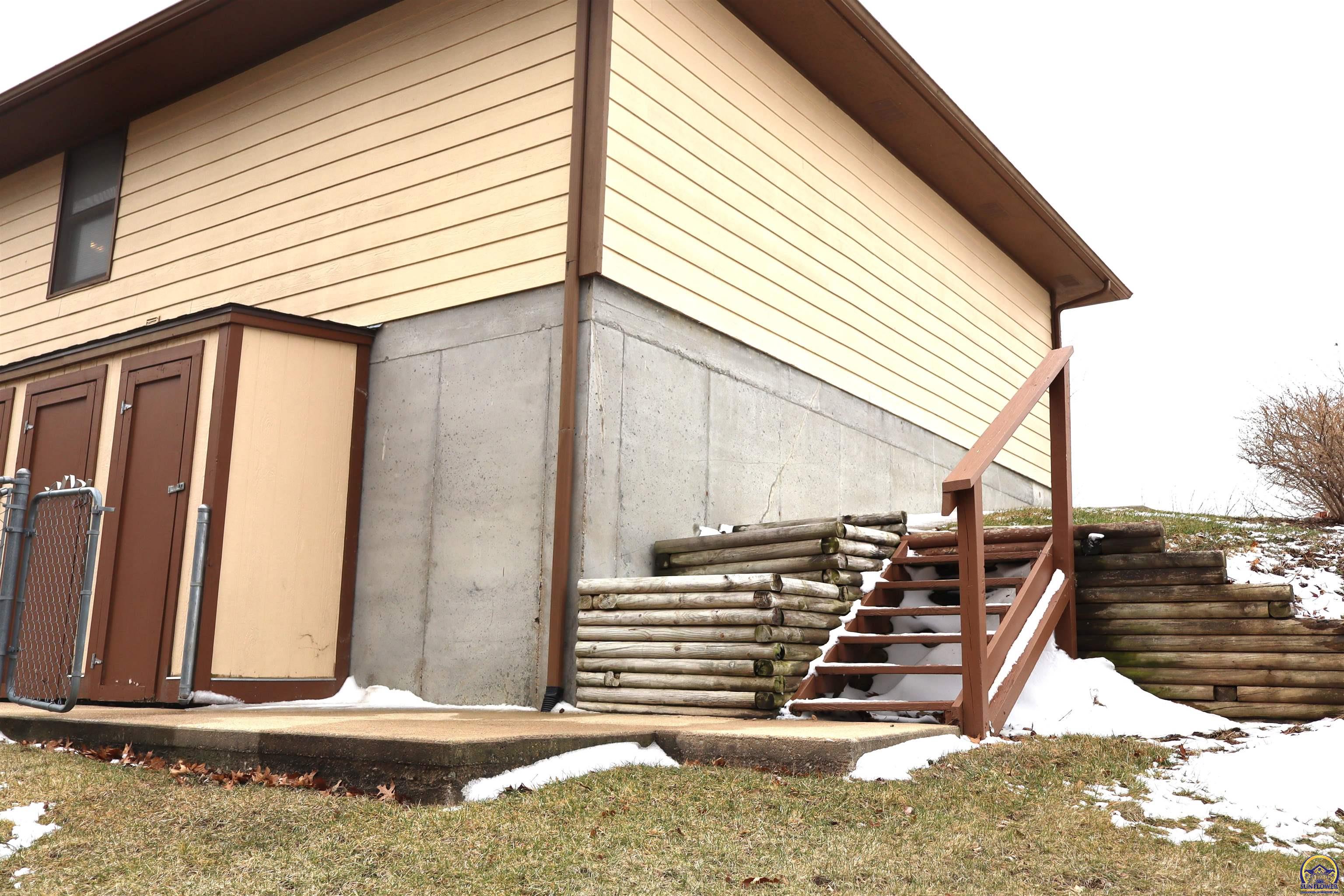 Holton, Kansas 66436, United States, 4 Bedrooms Bedrooms, ,3 BathroomsBathrooms,Residential,Pending,84976