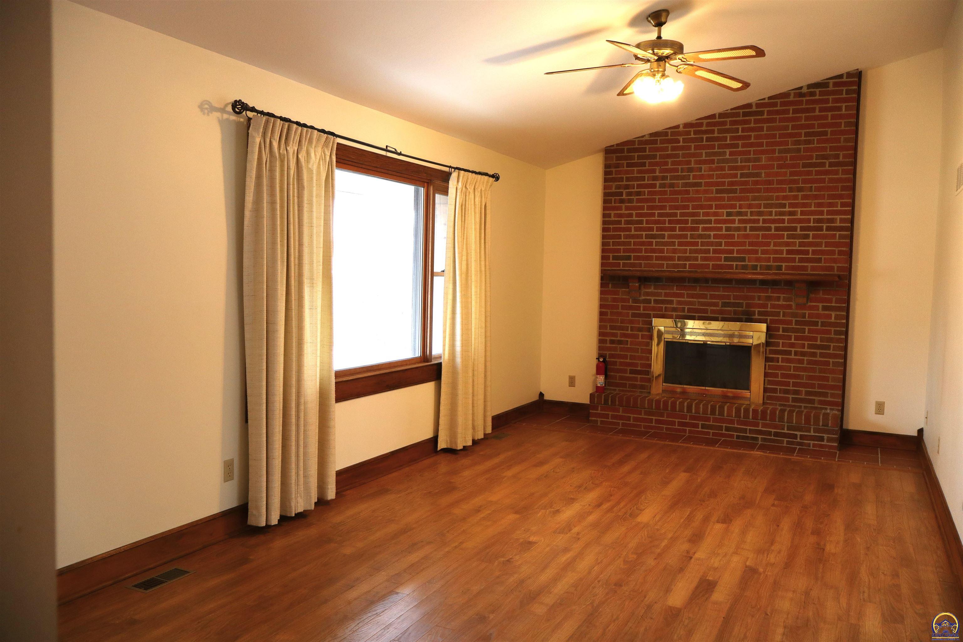 Holton, Kansas 66436, United States, 4 Bedrooms Bedrooms, ,3 BathroomsBathrooms,Residential,Pending,84976