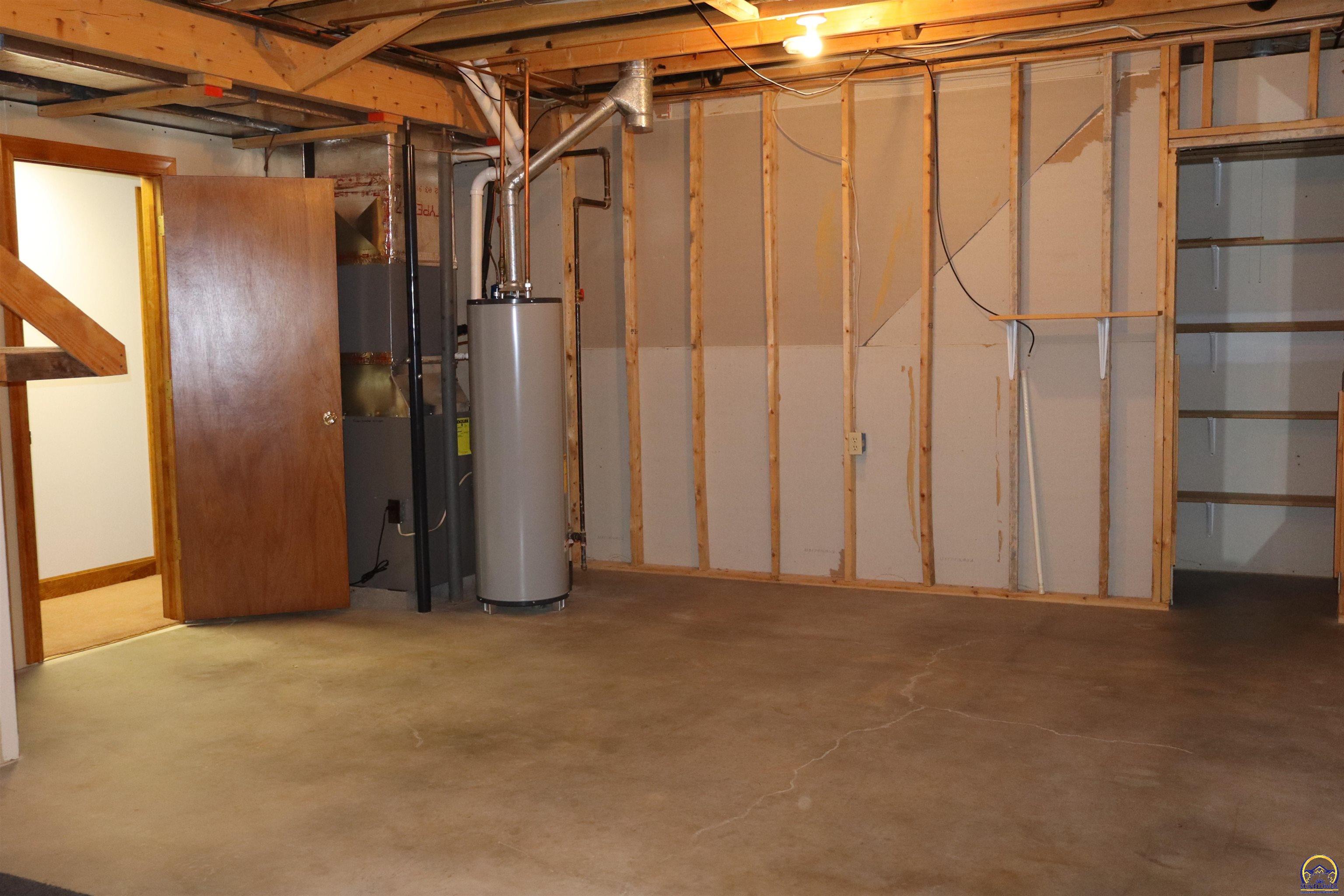 Holton, Kansas 66436, United States, 4 Bedrooms Bedrooms, ,3 BathroomsBathrooms,Residential,Pending,84976