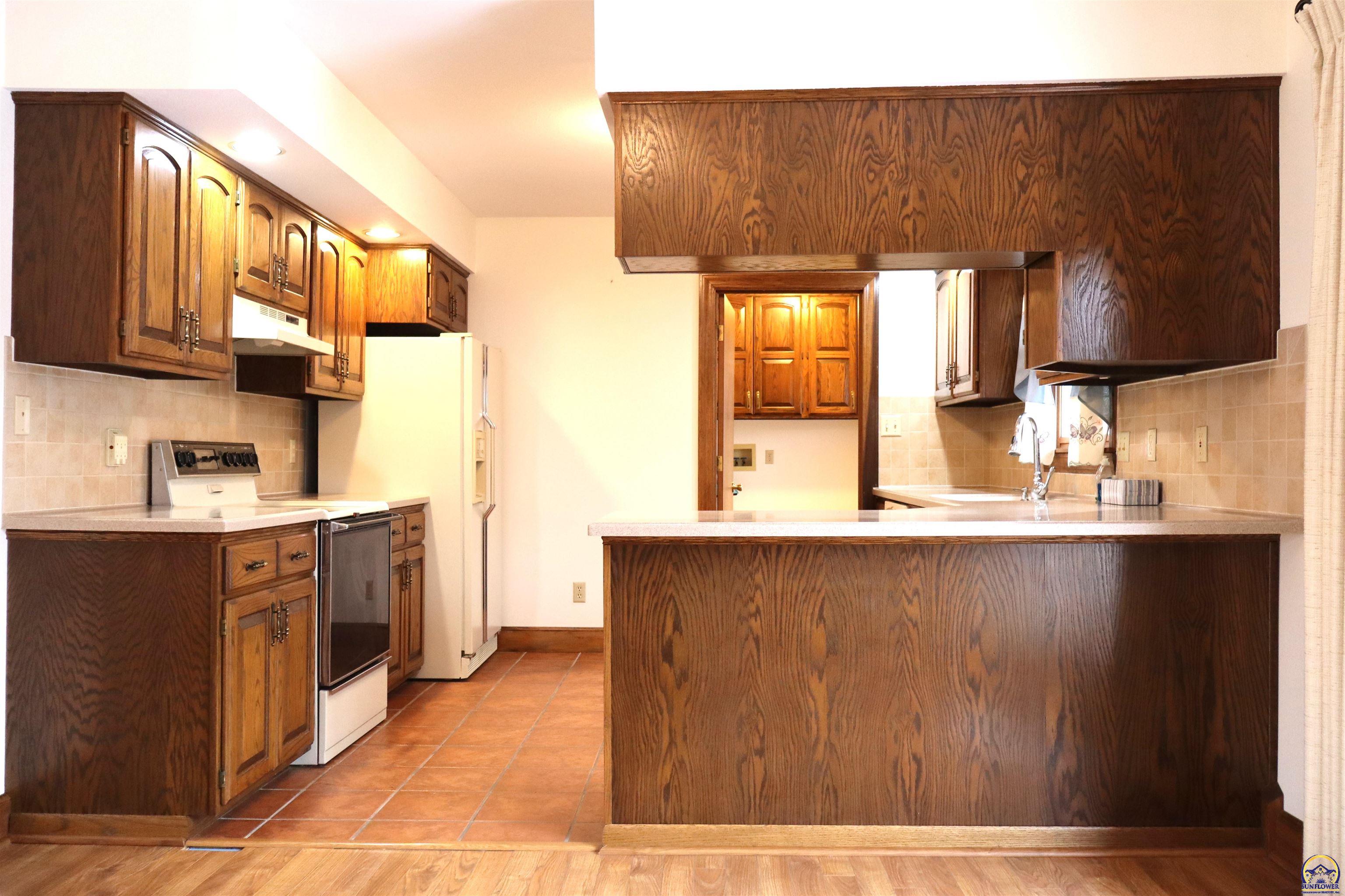 Holton, Kansas 66436, United States, 4 Bedrooms Bedrooms, ,3 BathroomsBathrooms,Residential,Pending,84976