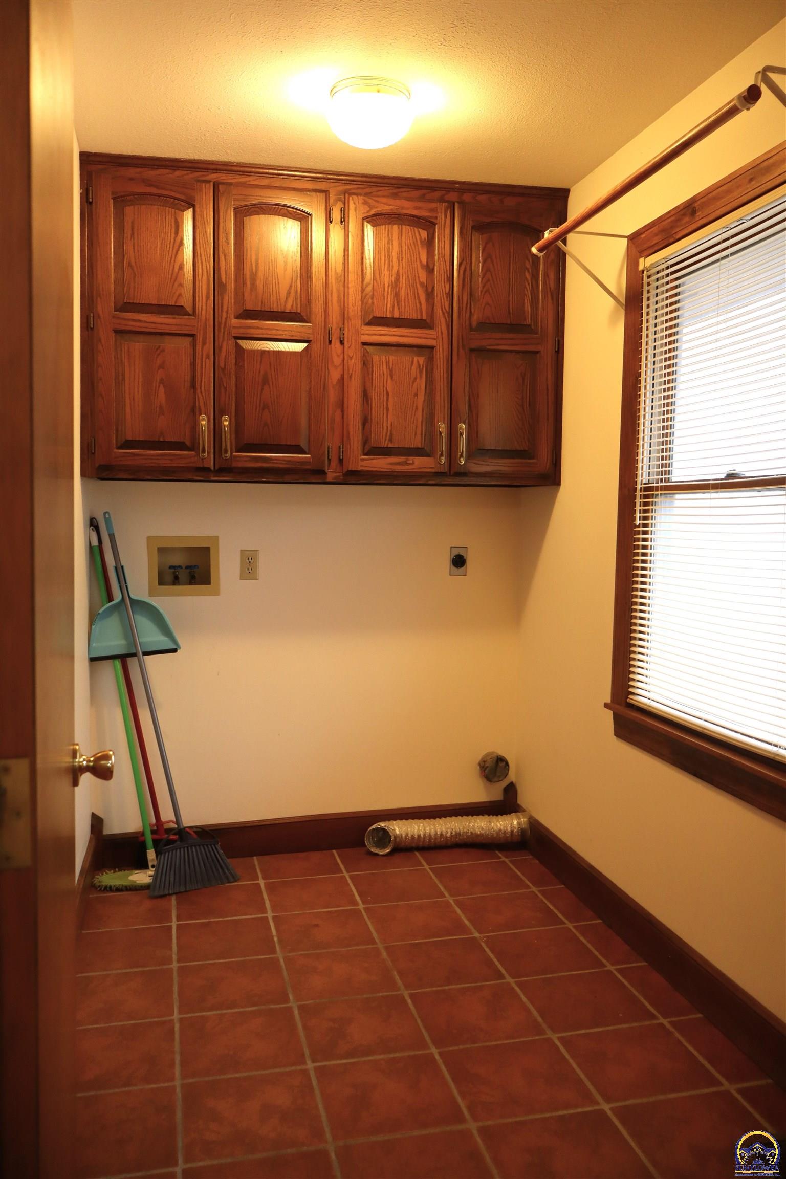 Holton, Kansas 66436, United States, 4 Bedrooms Bedrooms, ,3 BathroomsBathrooms,Residential,Pending,84976