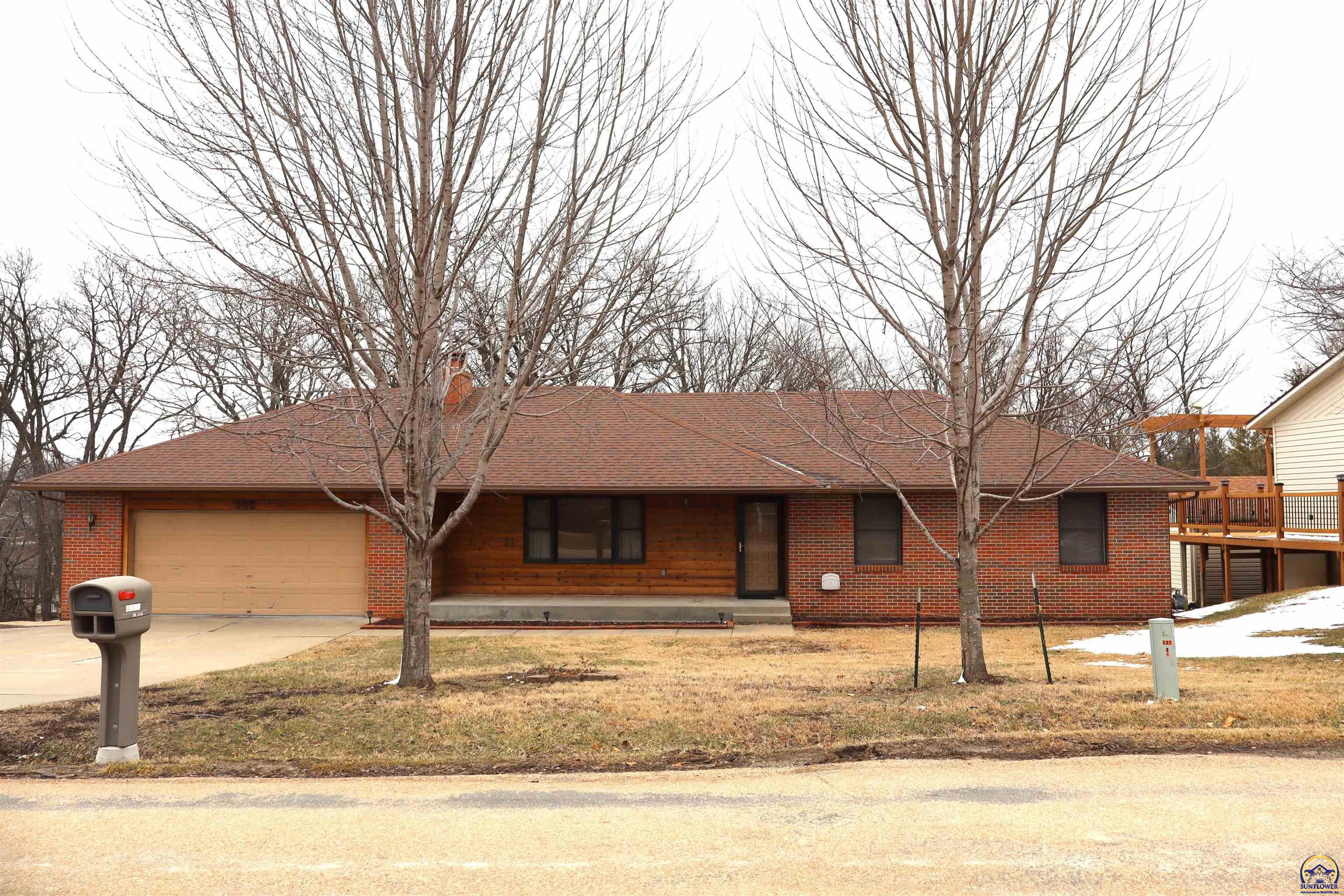 Holton, Kansas 66436, United States, 4 Bedrooms Bedrooms, ,3 BathroomsBathrooms,Residential,Pending,84976