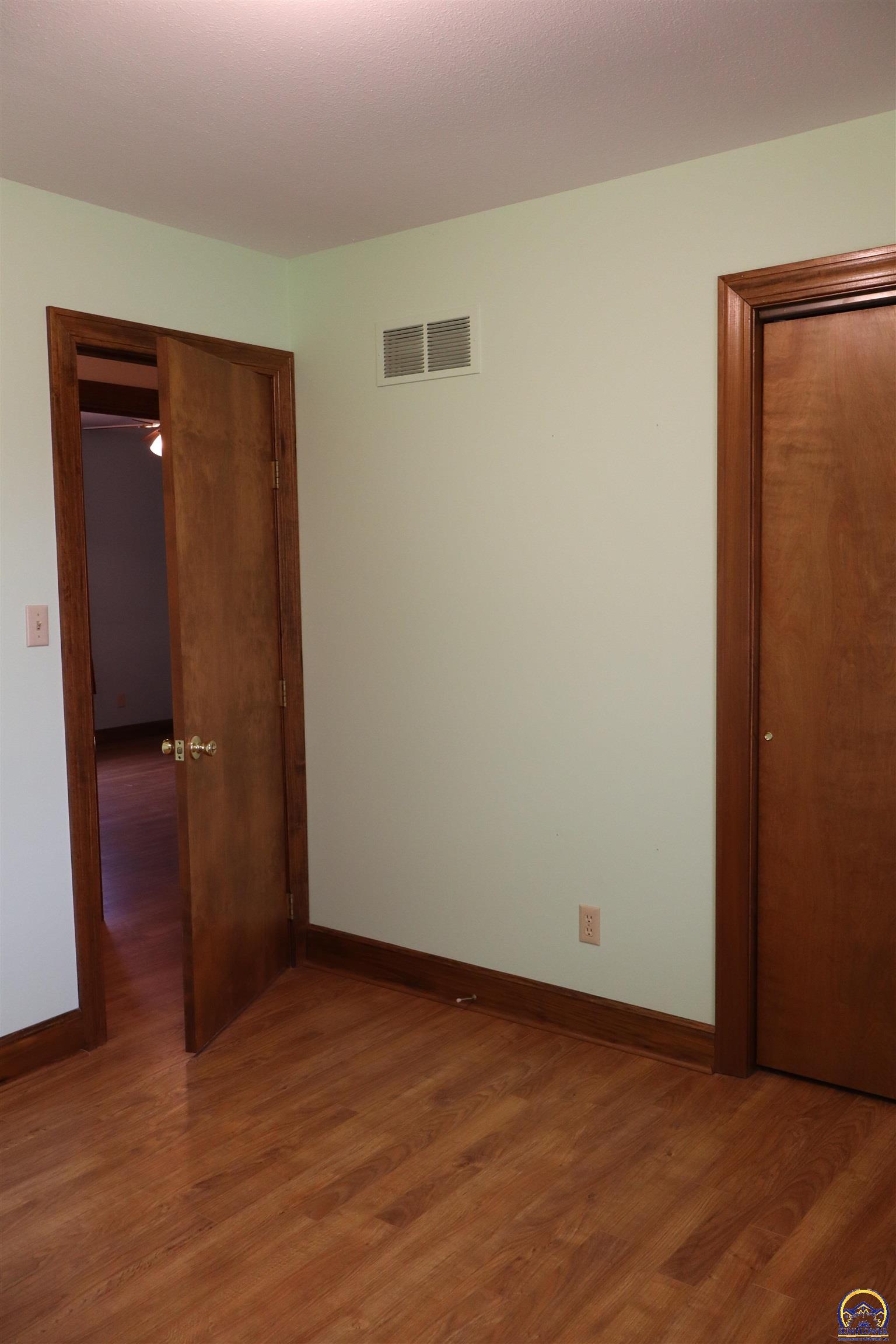 Holton, Kansas 66436, United States, 4 Bedrooms Bedrooms, ,3 BathroomsBathrooms,Residential,Pending,84976