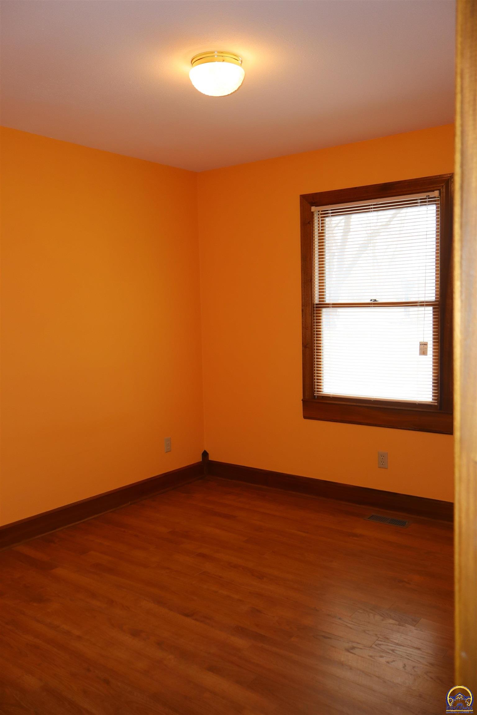 Holton, Kansas 66436, United States, 4 Bedrooms Bedrooms, ,3 BathroomsBathrooms,Residential,Pending,84976