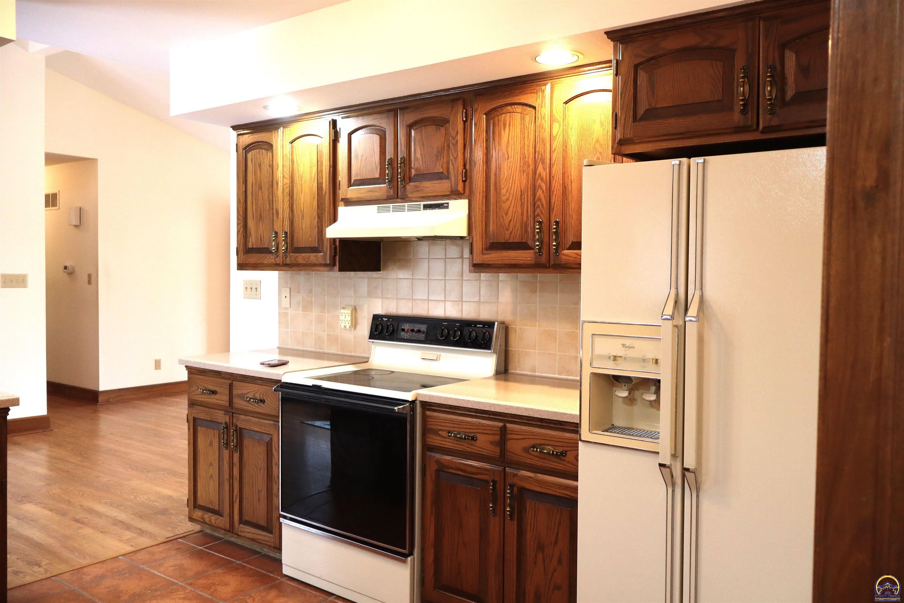 Holton, Kansas 66436, United States, 4 Bedrooms Bedrooms, ,3 BathroomsBathrooms,Residential,Pending,84976