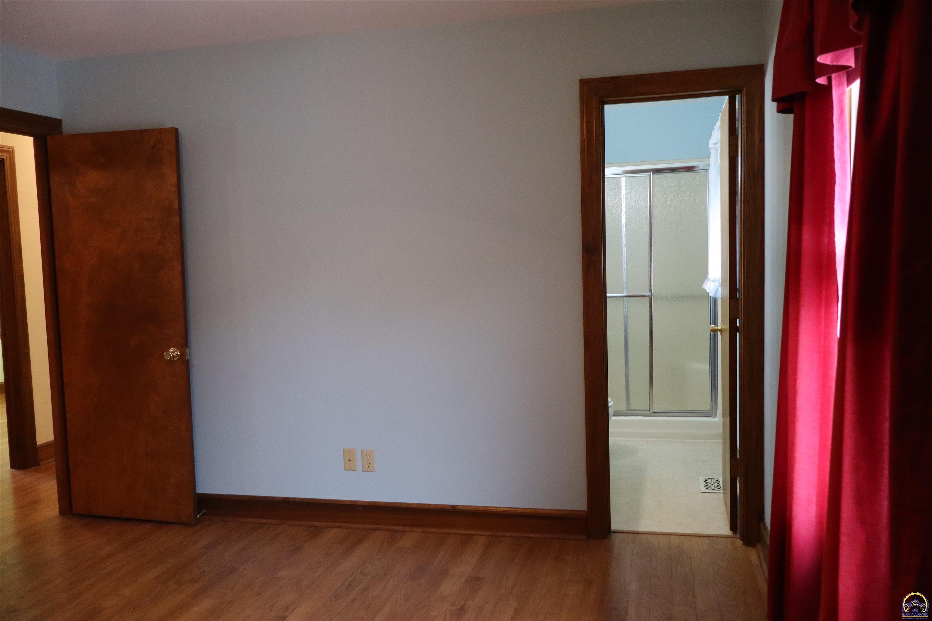 Holton, Kansas 66436, United States, 4 Bedrooms Bedrooms, ,3 BathroomsBathrooms,Residential,Pending,84976