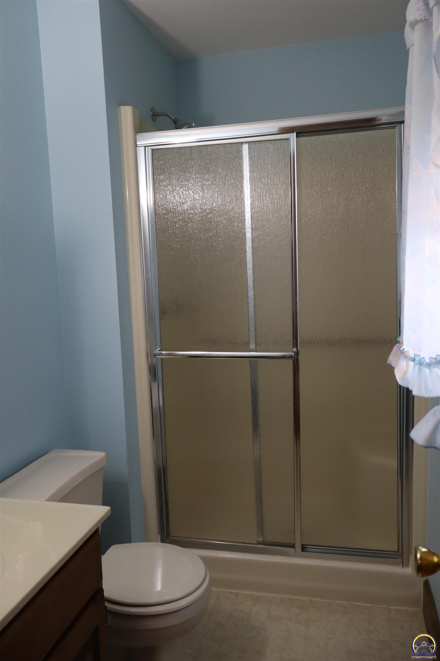 Holton, Kansas 66436, United States, 4 Bedrooms Bedrooms, ,3 BathroomsBathrooms,Residential,Pending,84976