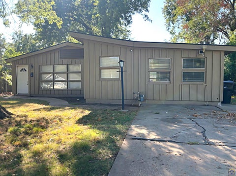 Photo of 1605 SW Indian Trail, Topeka, KS 66604 (MLS # 246541)
