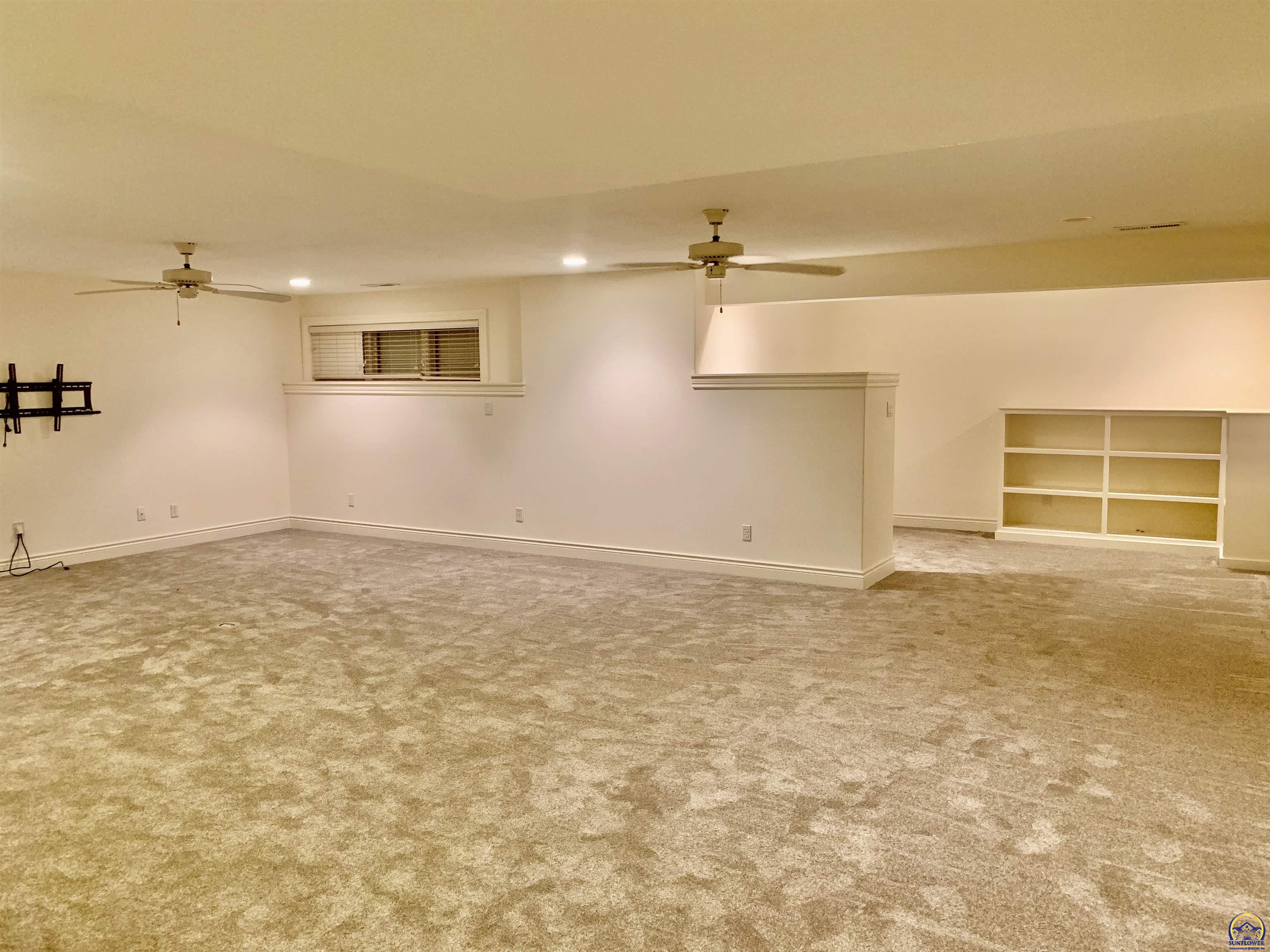 Topeka, Kansas 66614, United States, 3 Bedrooms Bedrooms, ,3 BathroomsBathrooms,Residential,Pending,70609