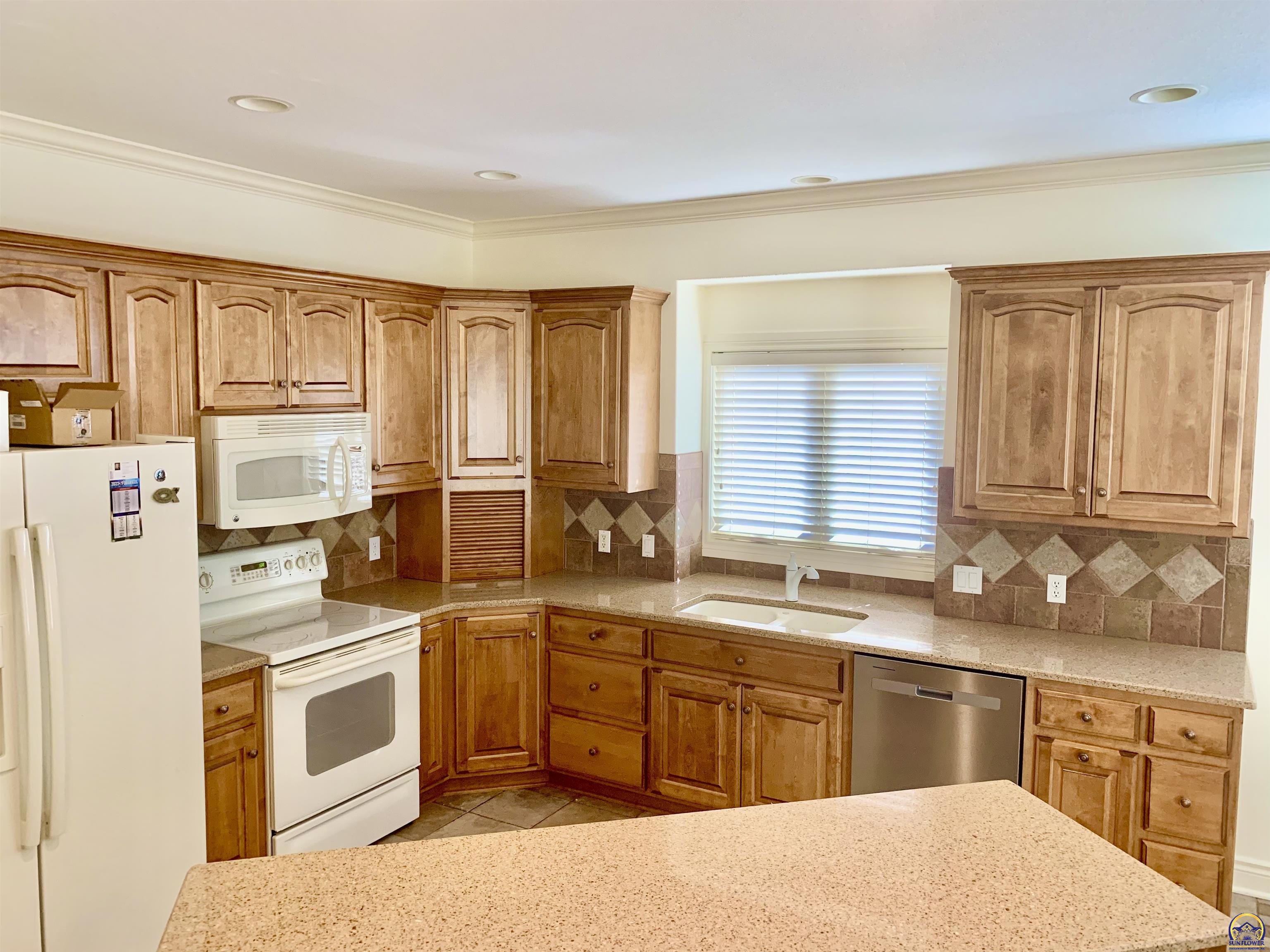 Topeka, Kansas 66614, United States, 3 Bedrooms Bedrooms, ,3 BathroomsBathrooms,Residential,Pending,70609