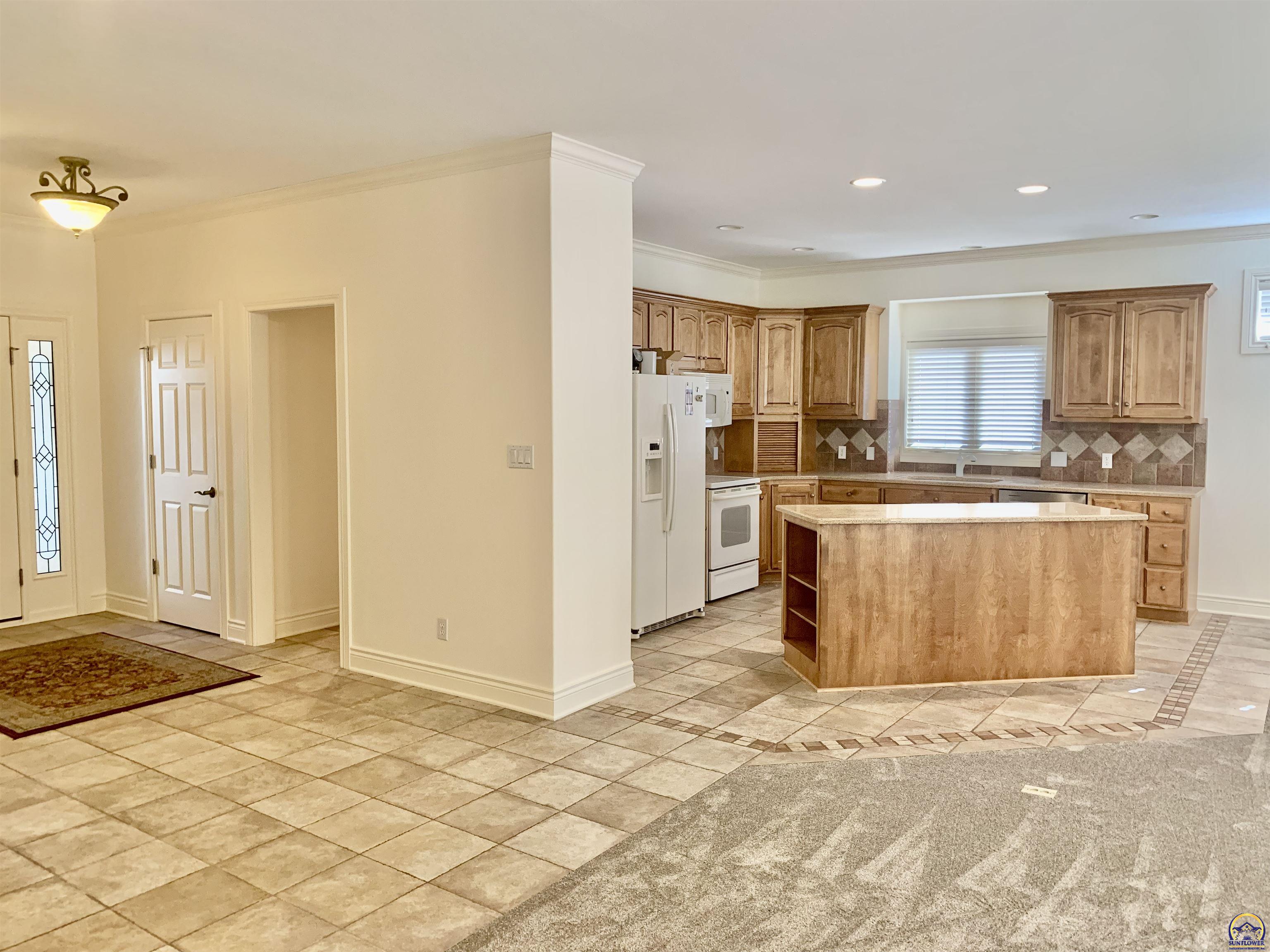 Topeka, Kansas 66614, United States, 3 Bedrooms Bedrooms, ,3 BathroomsBathrooms,Residential,Pending,70609