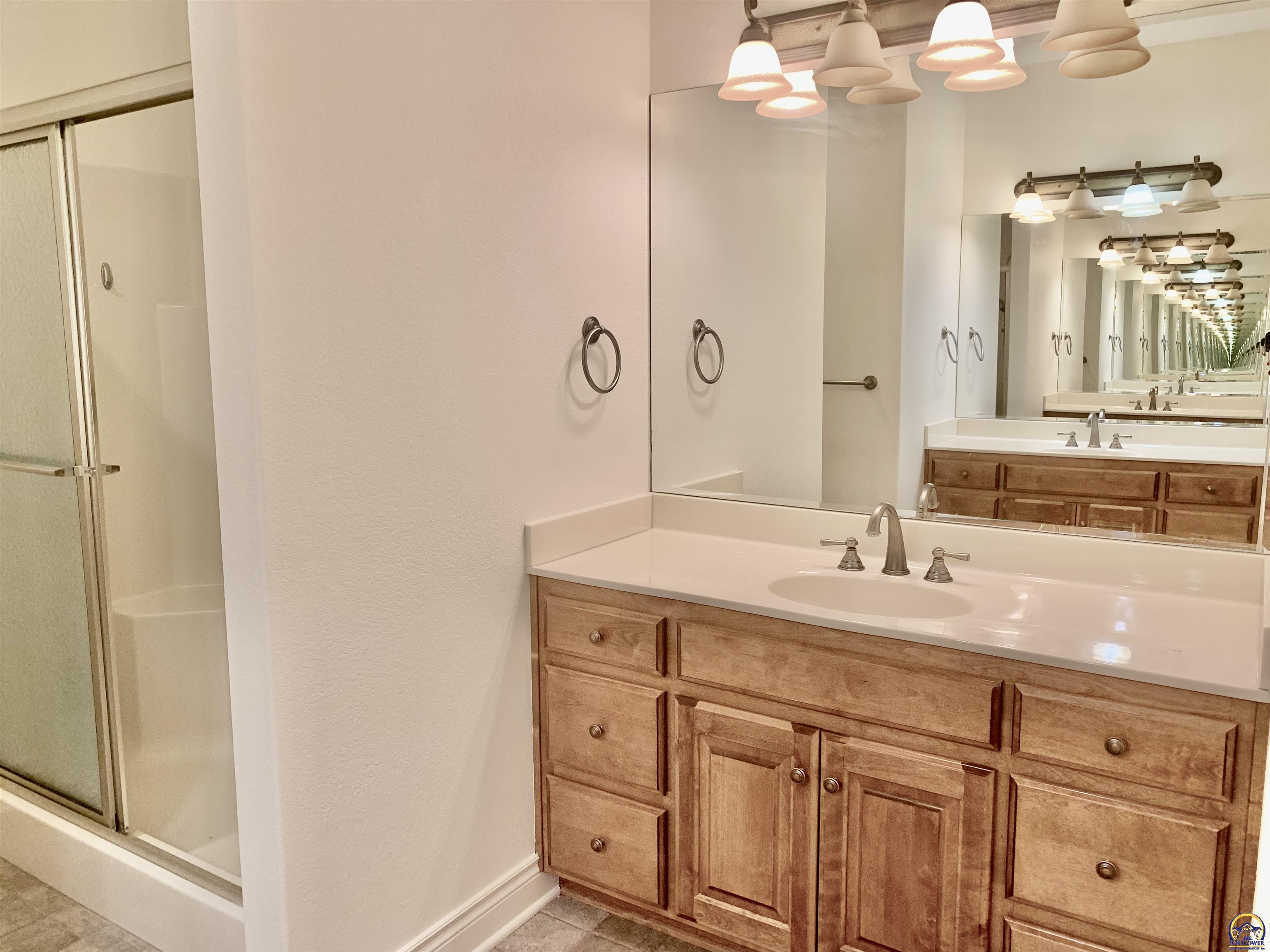 Topeka, Kansas 66614, United States, 3 Bedrooms Bedrooms, ,3 BathroomsBathrooms,Residential,Pending,70609