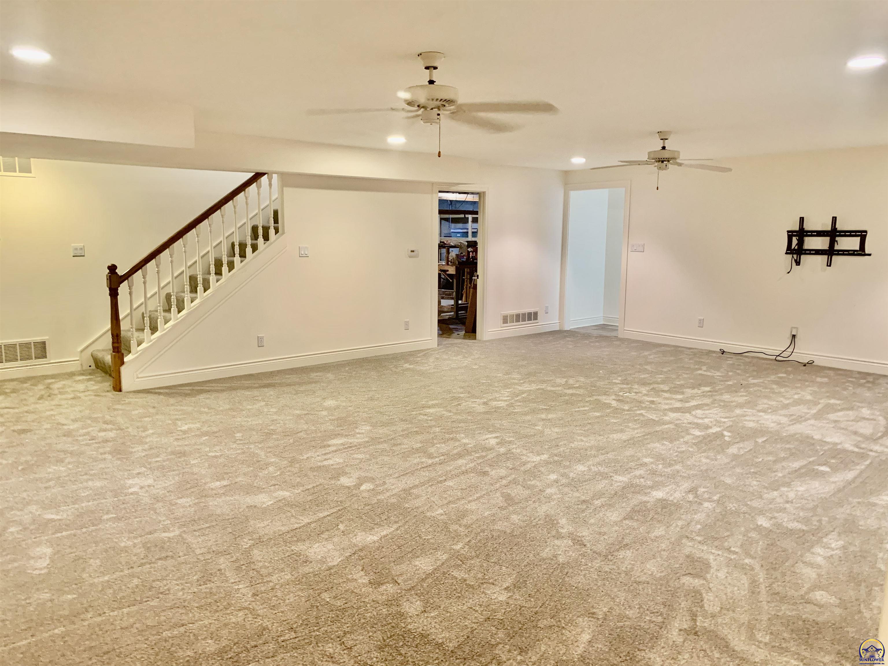 Topeka, Kansas 66614, United States, 3 Bedrooms Bedrooms, ,3 BathroomsBathrooms,Residential,Pending,70609